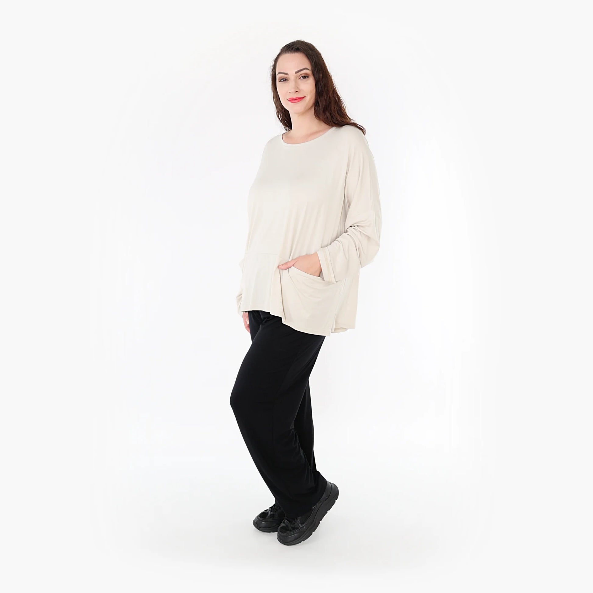  Kastiges Oversize-Shirt in stilvollem Beige mit langen Ärmeln und praktischen Nahttaschen