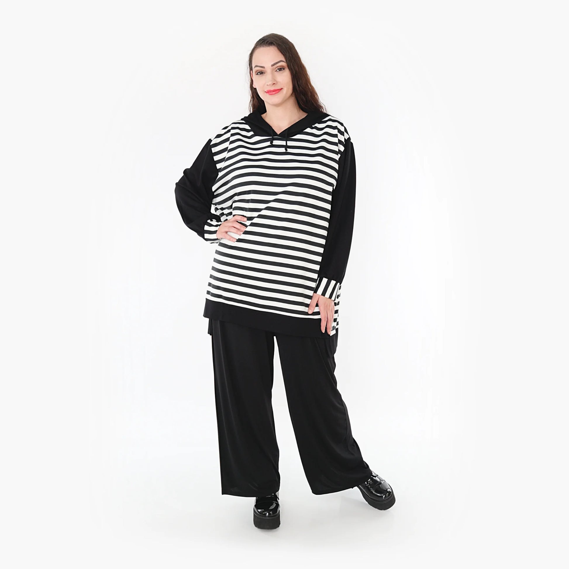  Stylisches Shirt mit Kapuze im Lagenlook aus hochwertigem Viskose-Mix für modernen Plus Size Style