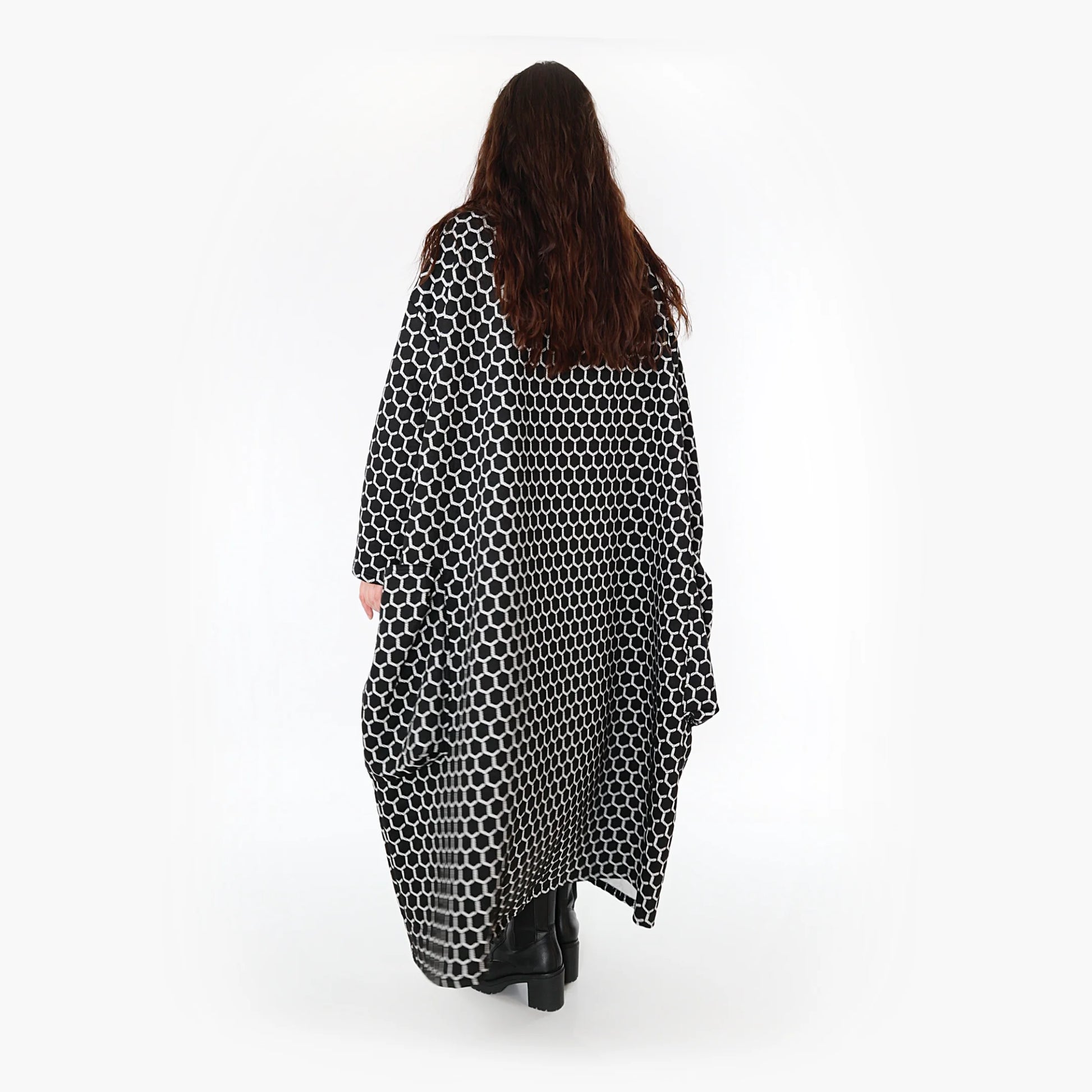  Ballonmantel in Schwarz-Weiß mit Rautenmuster, weichem Jacquard und lässigem Oversize-Schnitt