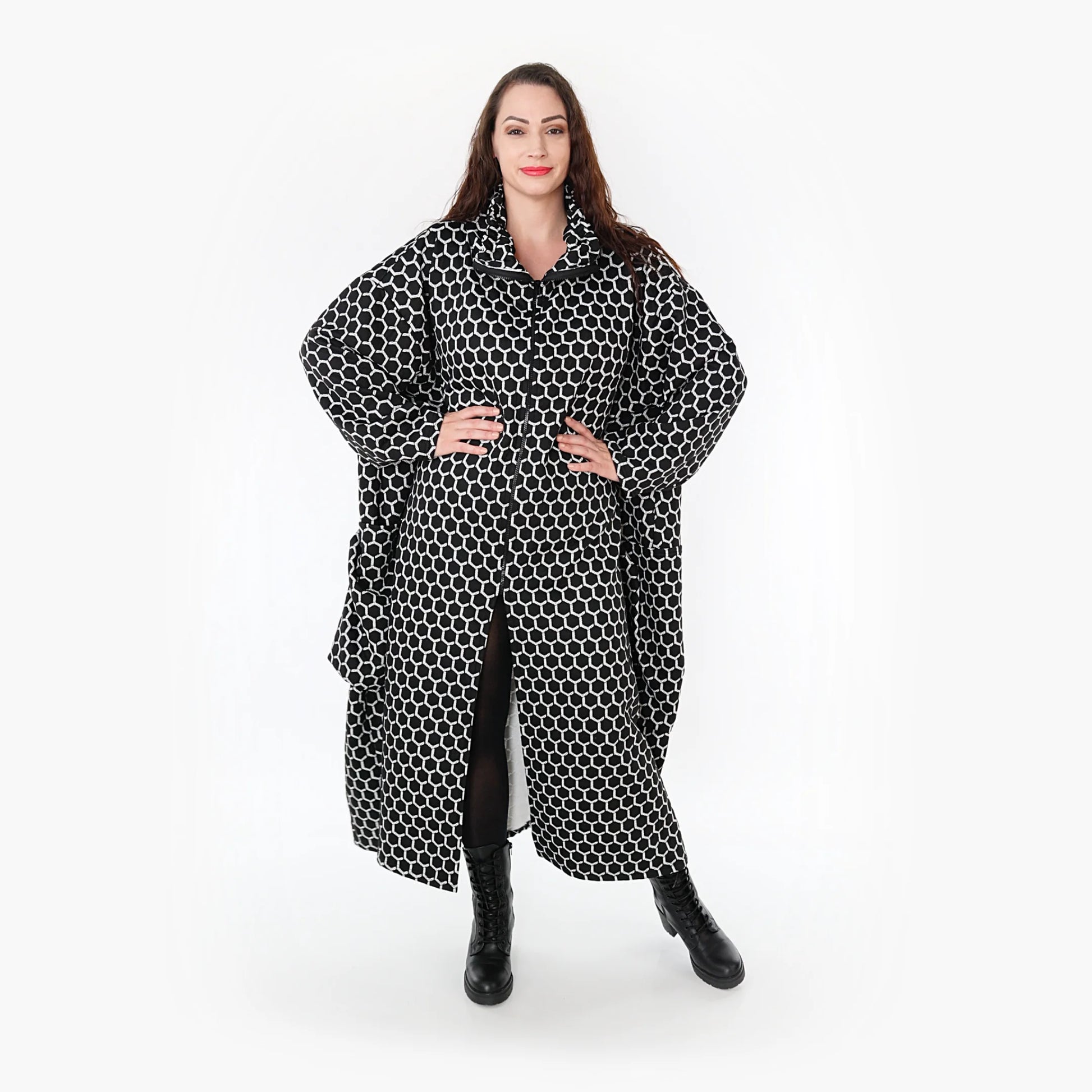  Ballonmantel in Schwarz-Weiß mit Rautenmuster, weichem Jacquard und lässigem Oversize-Schnitt