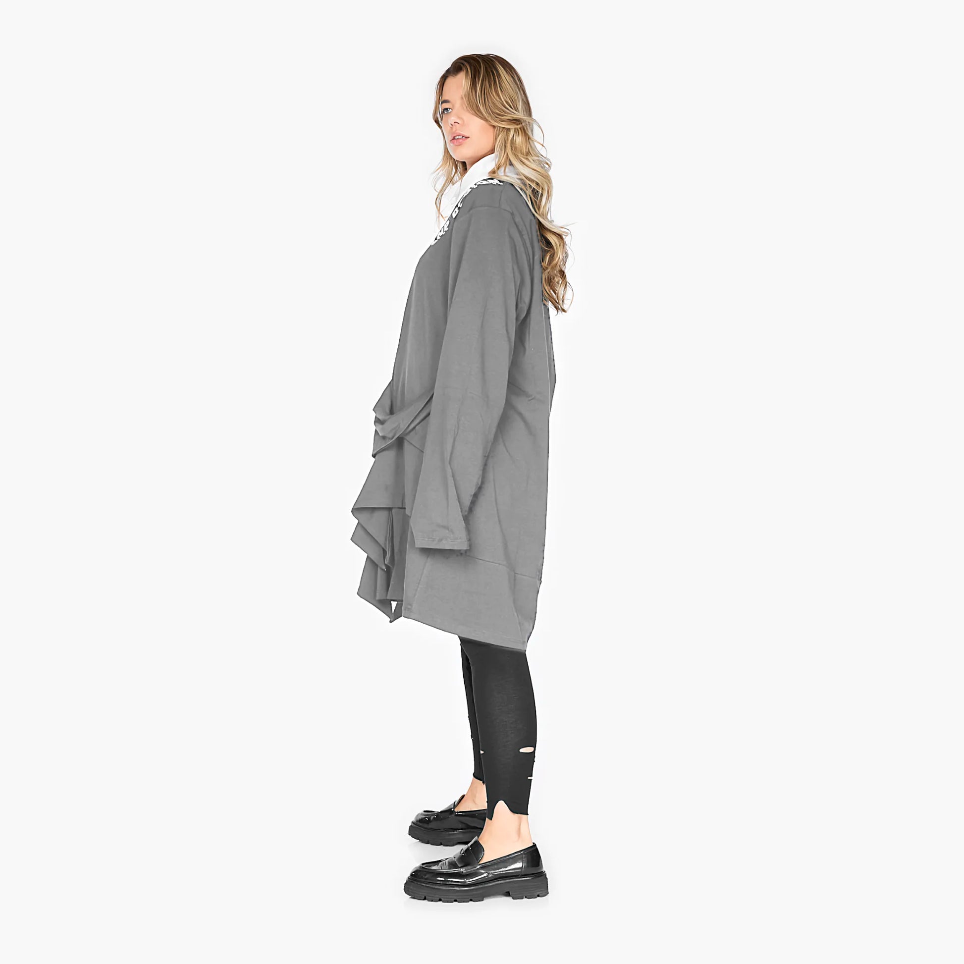  Stylisches Oversize-Shirt in grauer Farbgebung mit tiefem Rundhals für den lässigen Look