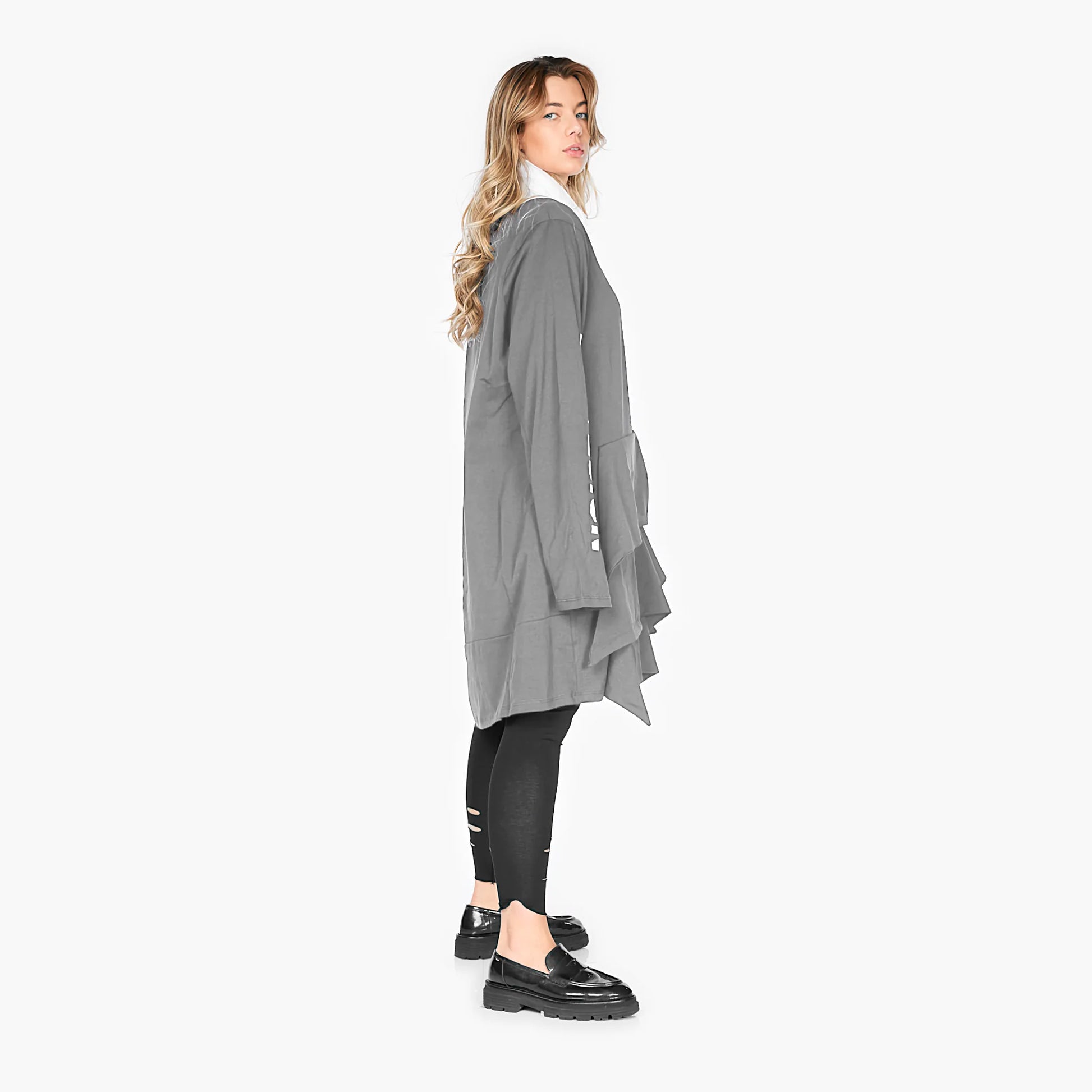  Stylisches Oversize-Shirt in grauer Farbgebung mit tiefem Rundhals für den lässigen Look