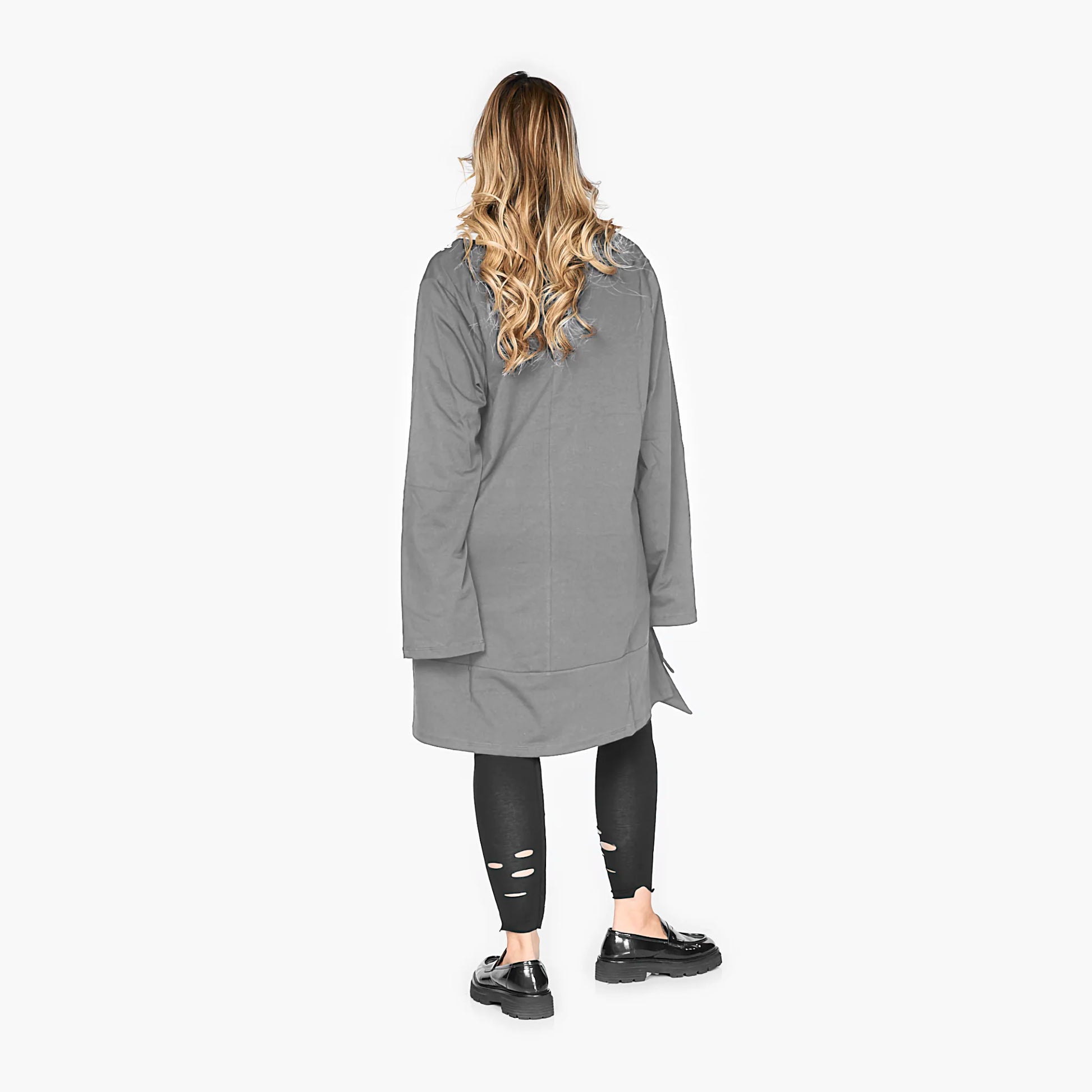  Stylisches Oversize-Shirt in grauer Farbgebung mit tiefem Rundhals für den lässigen Look