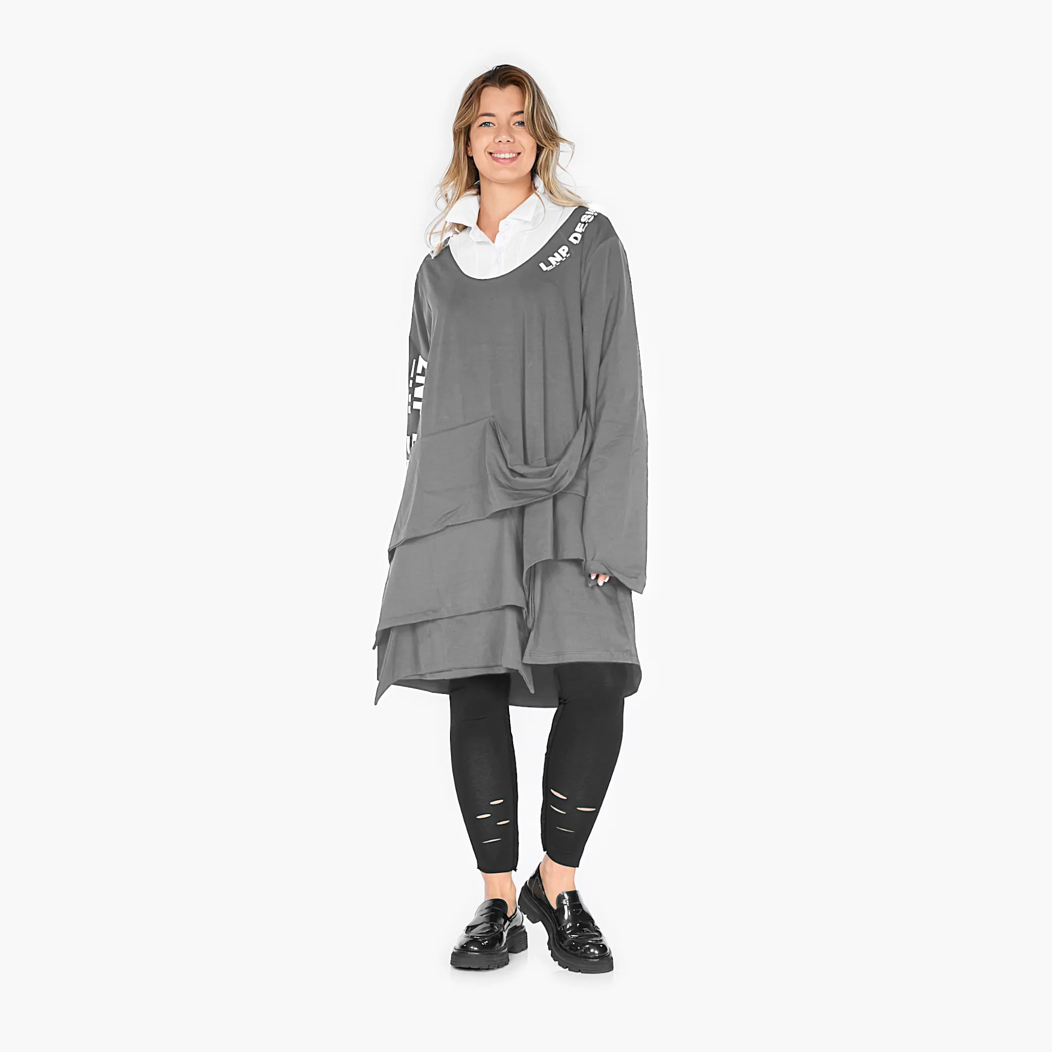  Stylisches Oversize-Shirt in grauer Farbgebung mit tiefem Rundhals für den lässigen Look