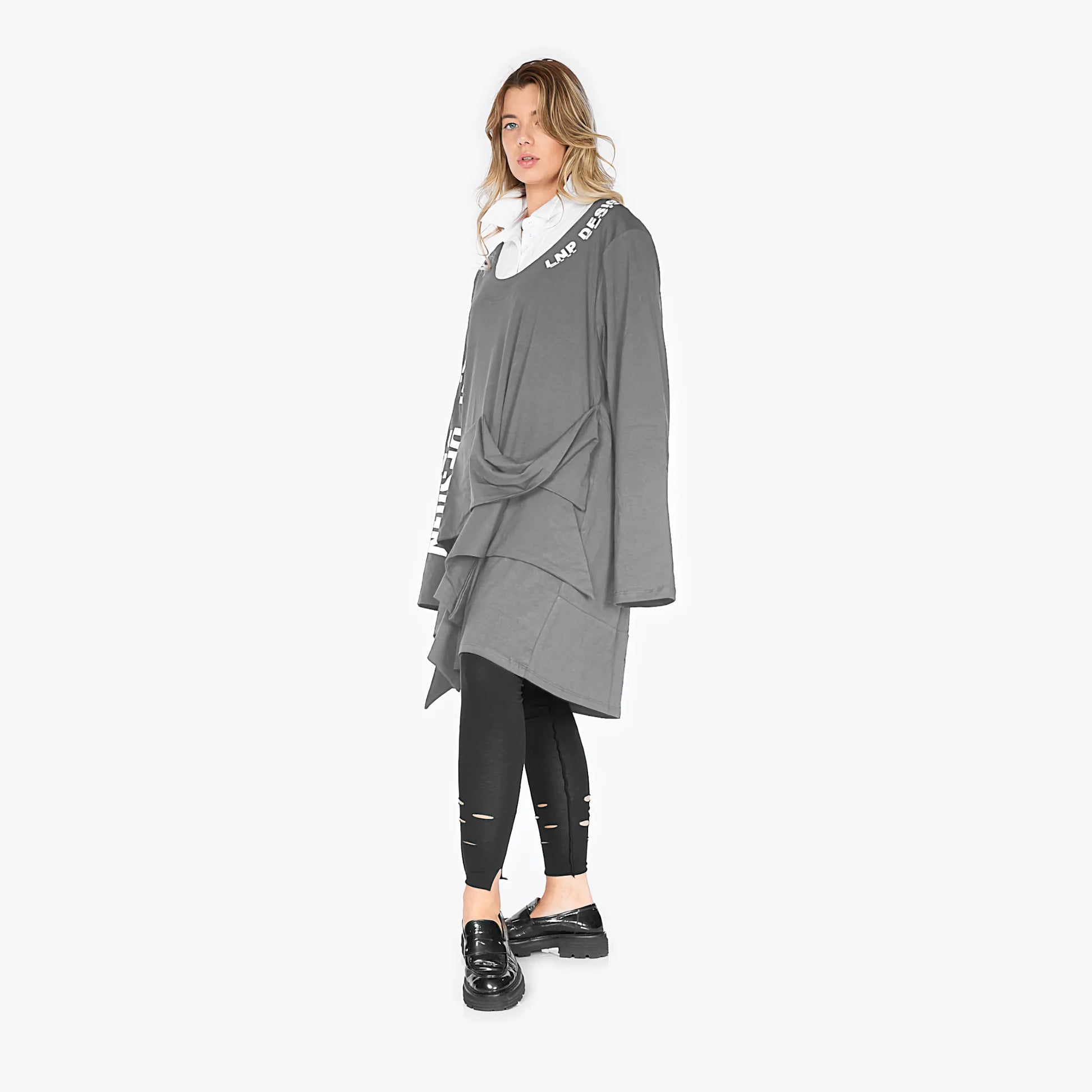  Stylisches Oversize-Shirt in grauer Farbgebung mit tiefem Rundhals für den lässigen Look