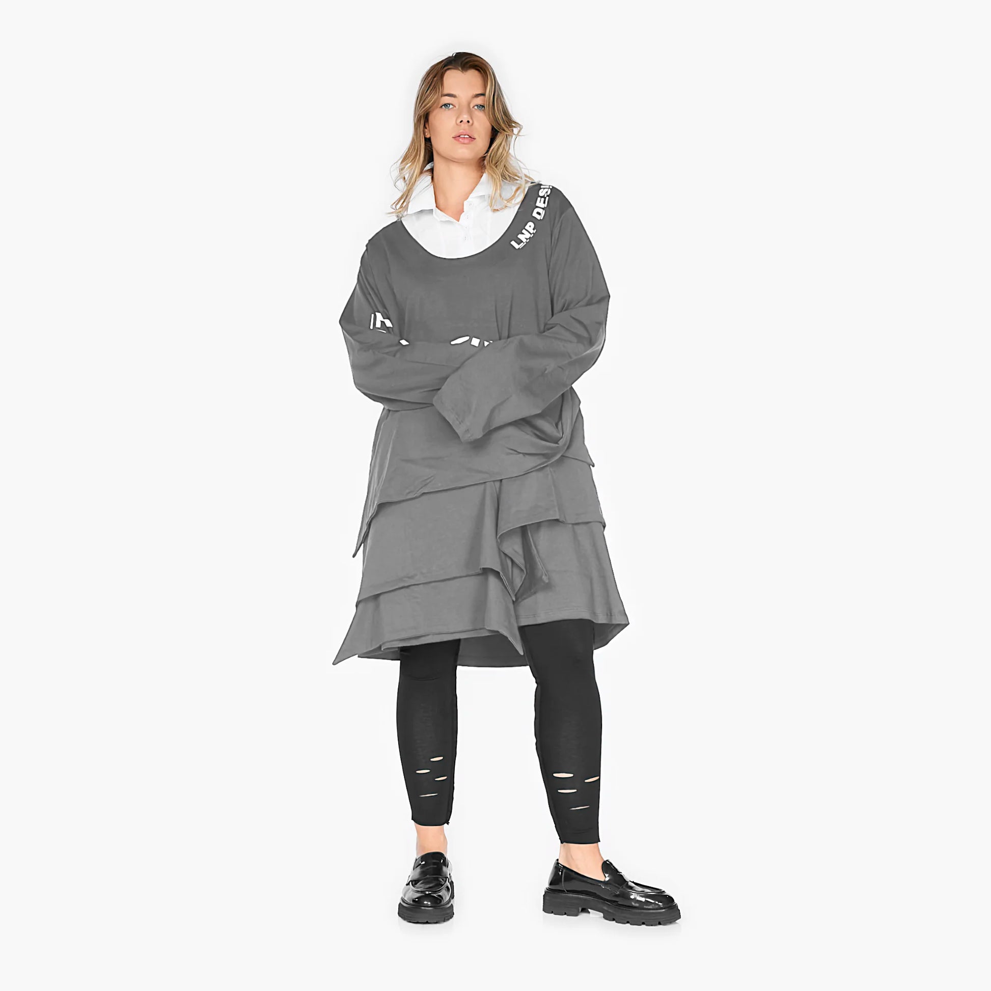  Stylisches Oversize-Shirt in grauer Farbgebung mit tiefem Rundhals für den lässigen Look