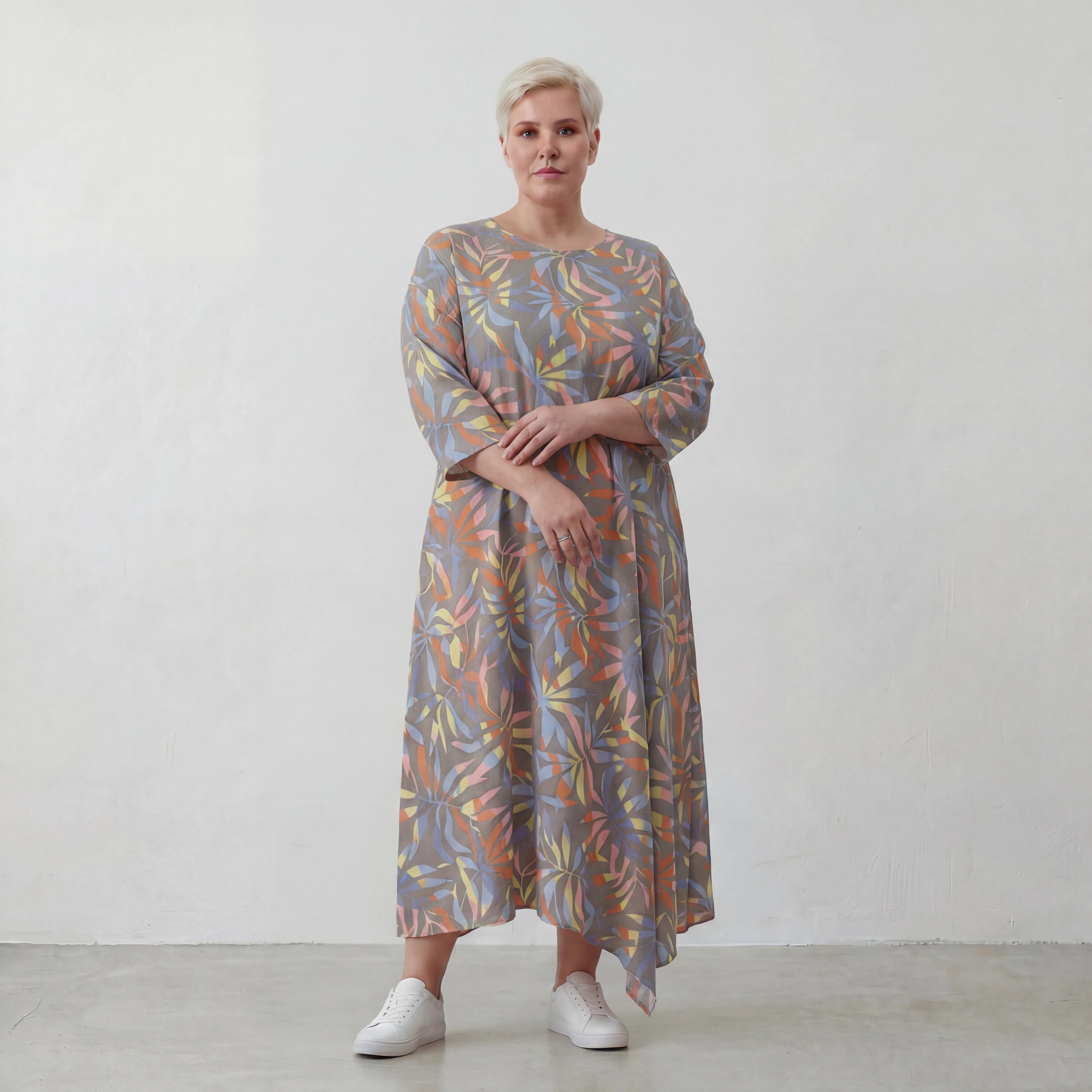 Luftiges Ballon Kleid im ausgefallenen Lagenlook mit floraler Musterung und zugespitztem Saum, Grau/Multi
