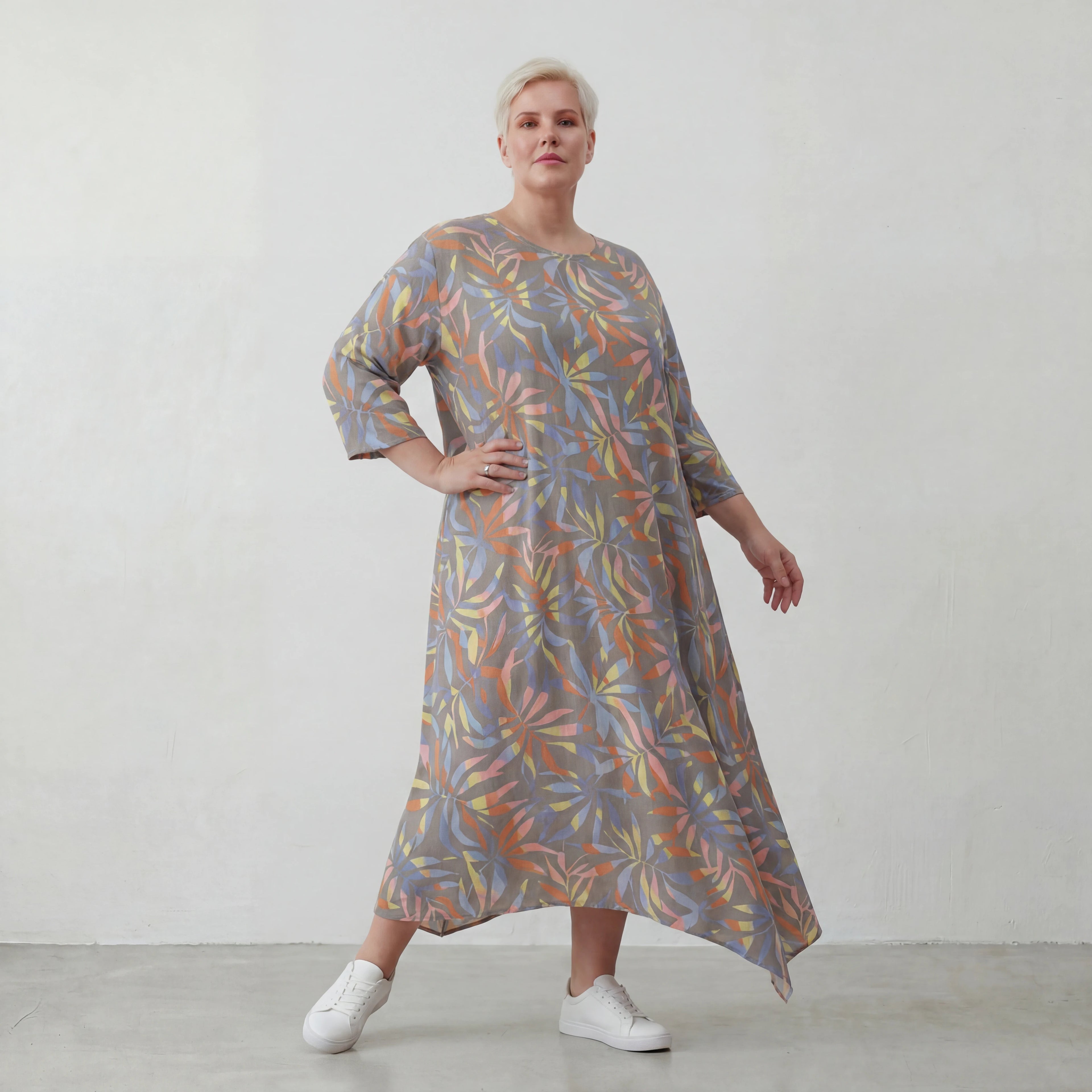 Luftiges Ballon Kleid im ausgefallenen Lagenlook mit floraler Musterung und zugespitztem Saum, Grau/Multi