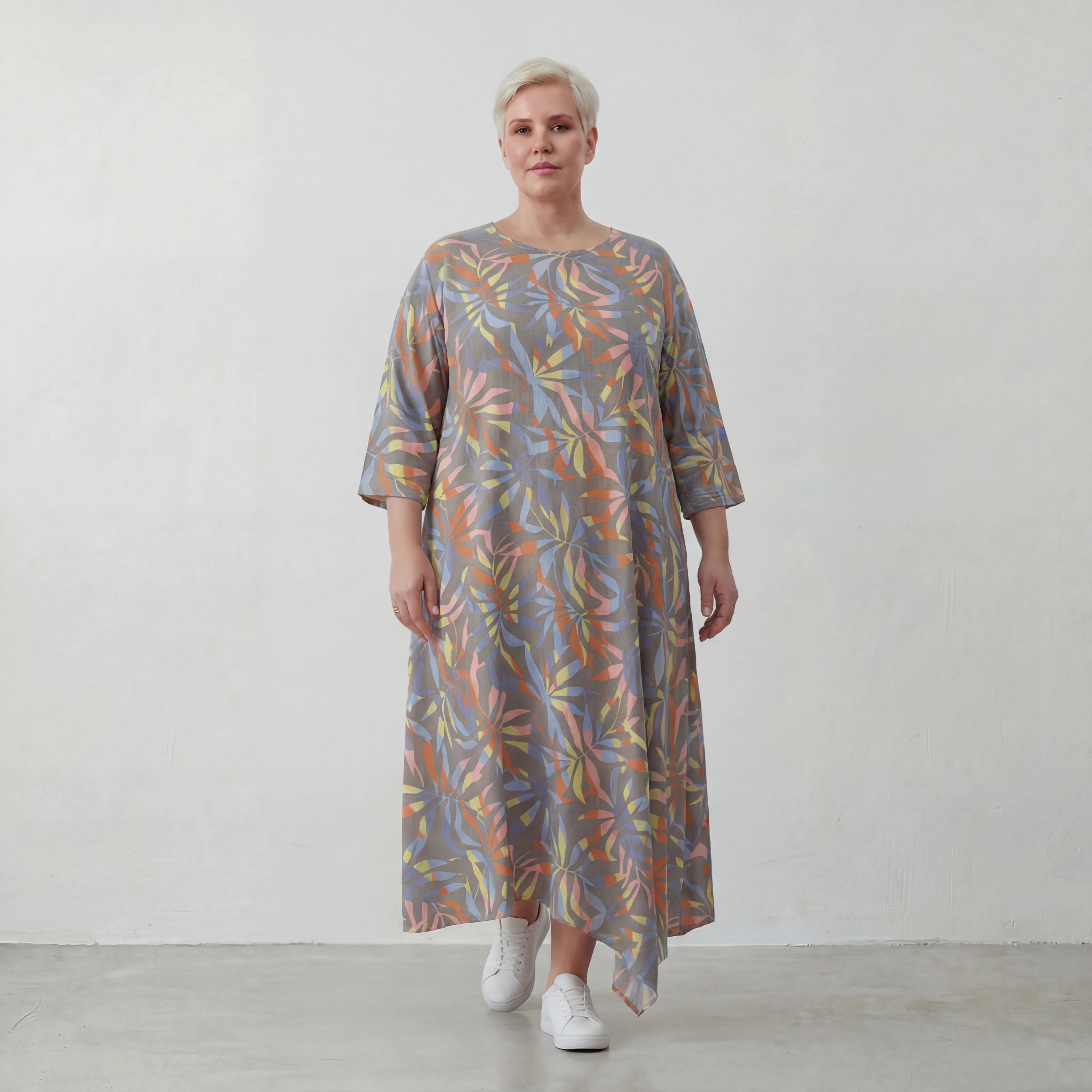 Luftiges Ballon Kleid im ausgefallenen Lagenlook mit floraler Musterung und zugespitztem Saum, Grau/Multi