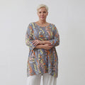 Luftiges Oversize A-Form Shirt mit zeitlosem Lagenlook und ausgefallenem Blumenmuster, Grau/Multi