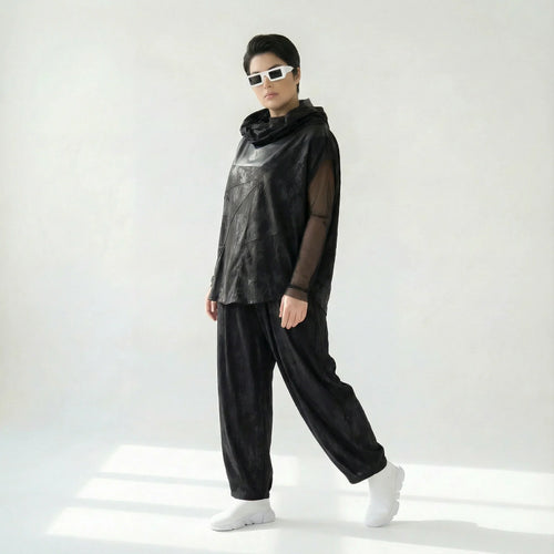 2-teiliges Oversize-Set aus Mesh-Shirt & Slinky-Weste – Caraclan Design bei Modeare | Avantgarde, leicht, Übergang