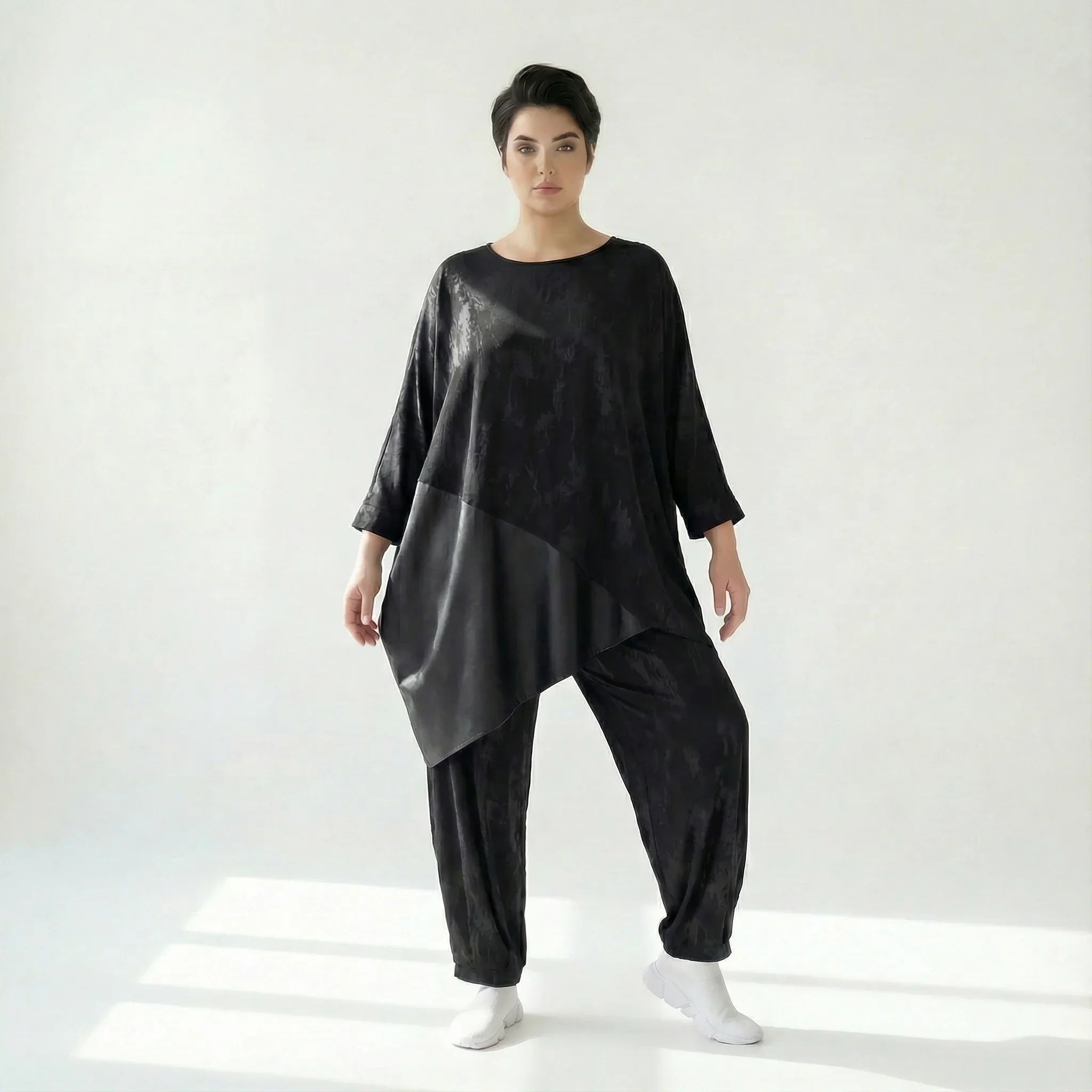 Asymmetrische Tunika aus Slinky mit Lederimitat in Schwarz – Oversize-Style von Caraclan bei Modeare