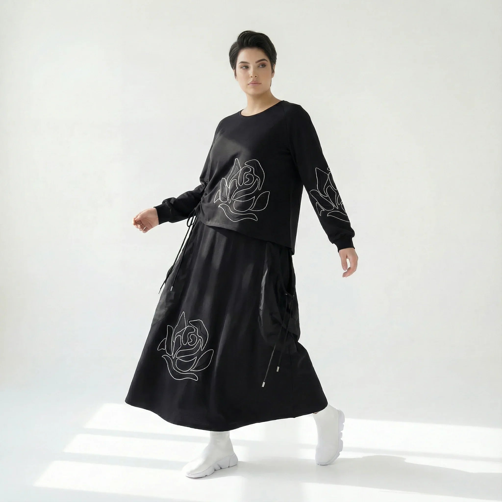Oversize-Set mit Rosenstickerei aus French Terry von iZAR – Shirt & Rock in Schwarz bei Modeare