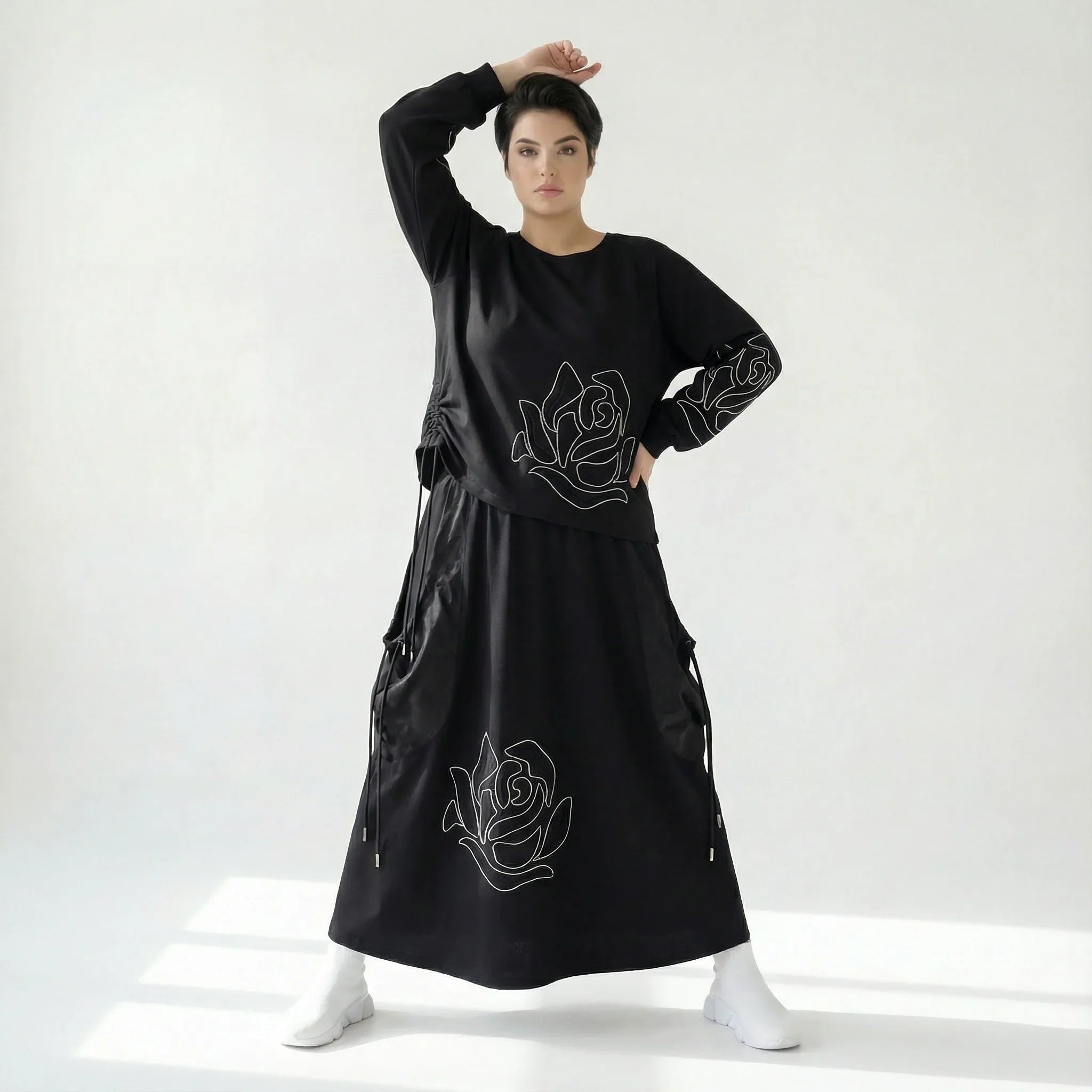 Oversize-Set mit Rosenstickerei aus French Terry von iZAR – Shirt & Rock in Schwarz bei Modeare