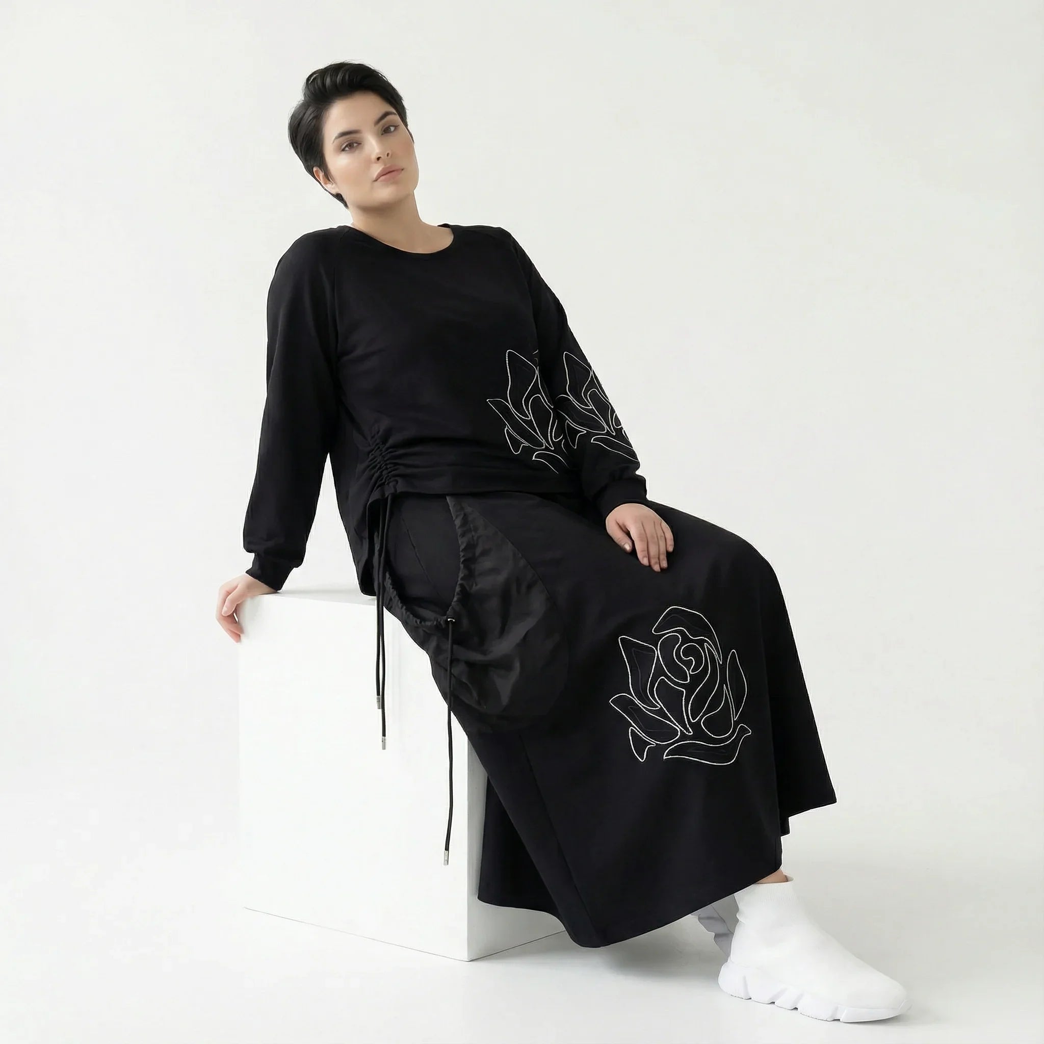 Oversize-Set mit Rosenstickerei aus French Terry von iZAR – Shirt & Rock in Schwarz bei Modeare