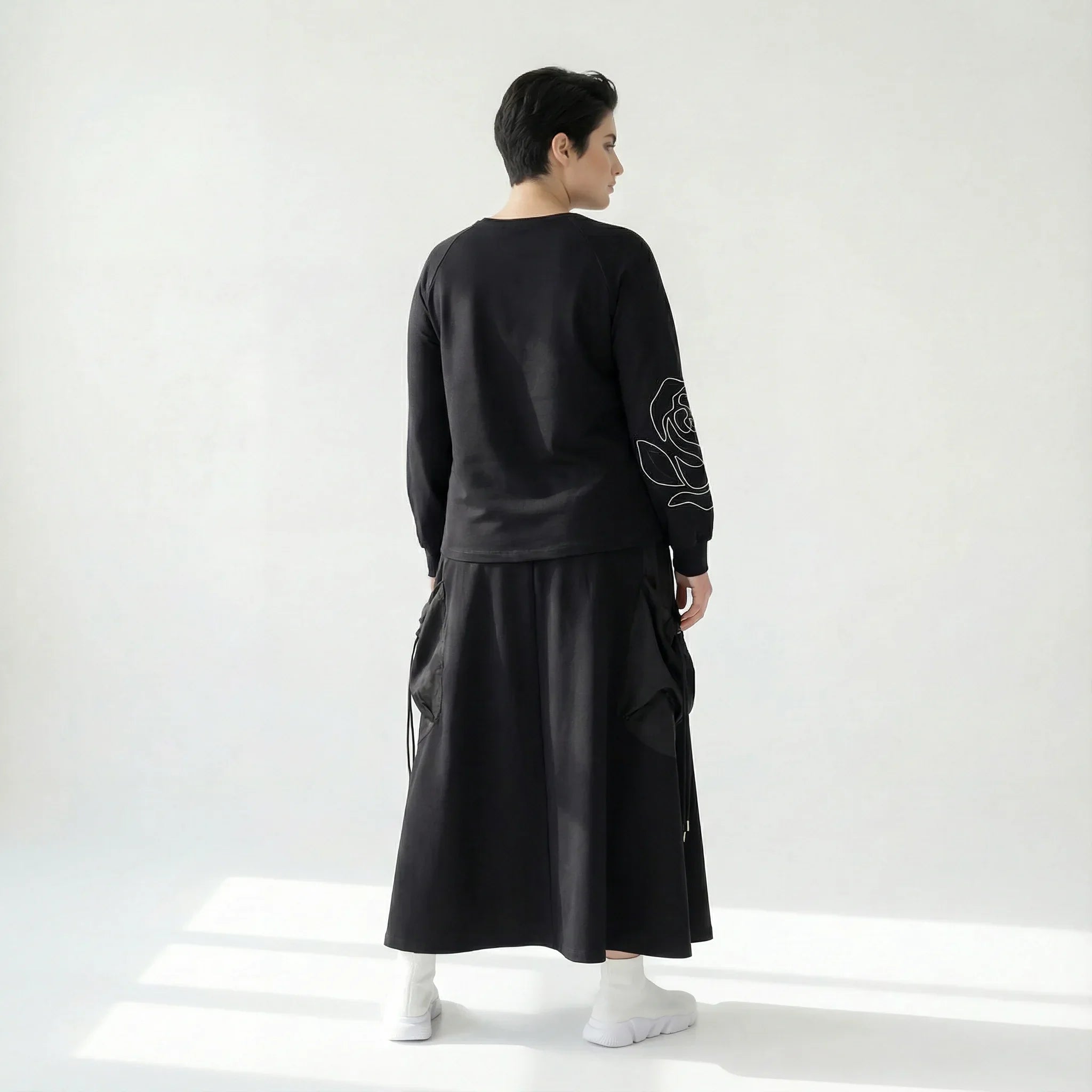Oversize-Set mit Rosenstickerei aus French Terry von iZAR – Shirt & Rock in Schwarz bei Modeare