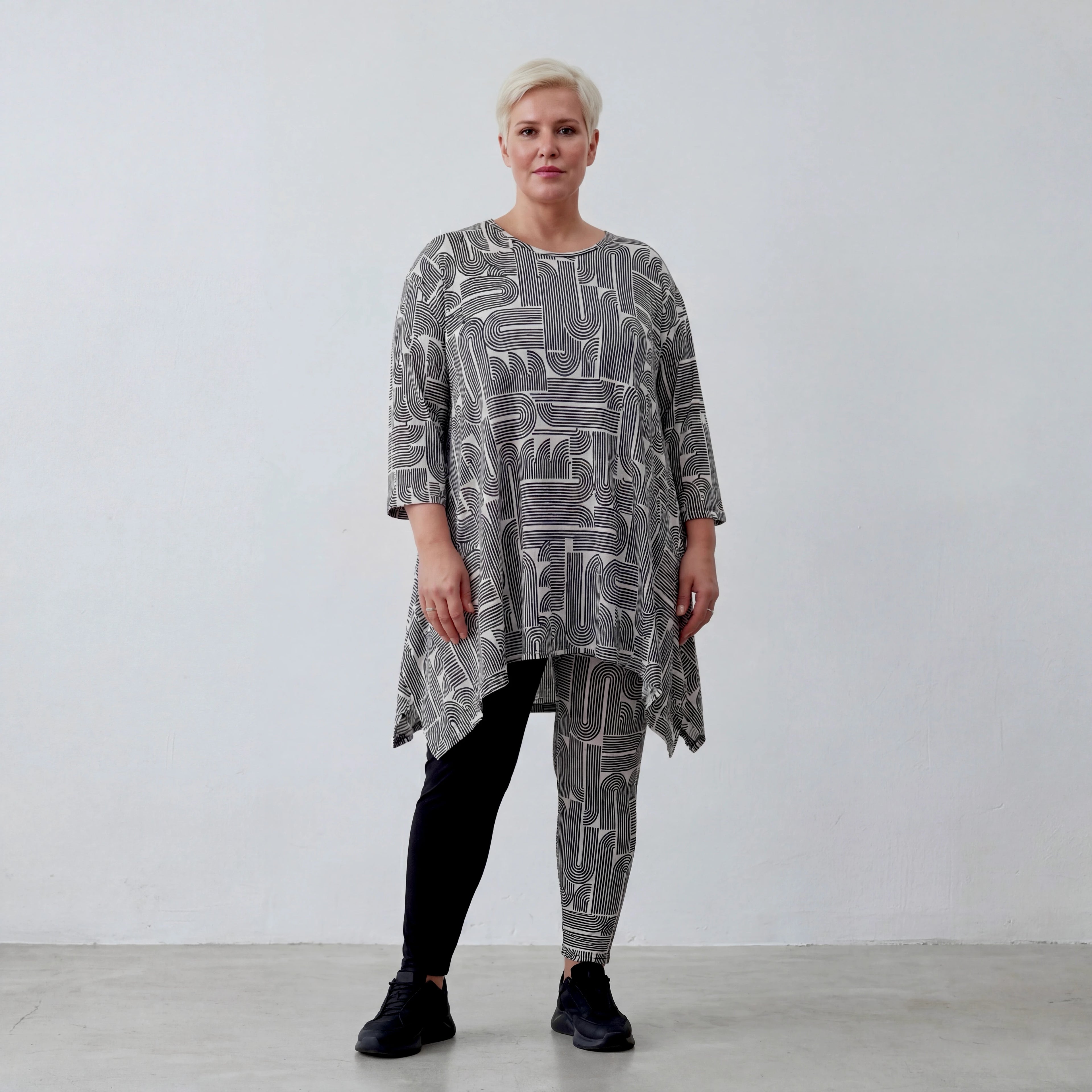Oversize Lagenlook Shirt in ausgefallener A-Form mit fließend glattem Stretch-Komfort, Schwarz/Weiß