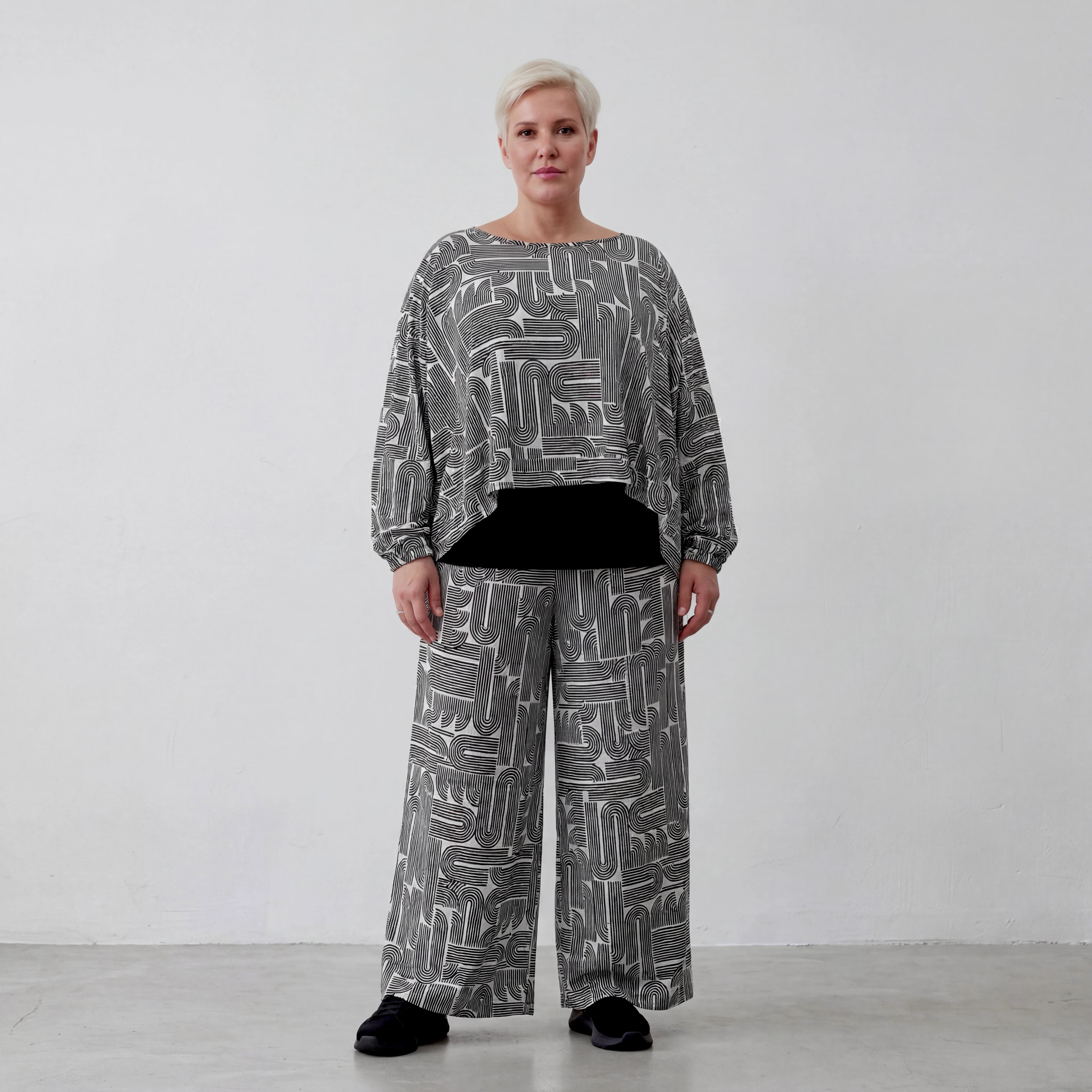 Ausgefallener Lagenlook Überwurf im kastigen Oversize Stil aus stretchig fließendem Slinky, Schwarz/Weiß