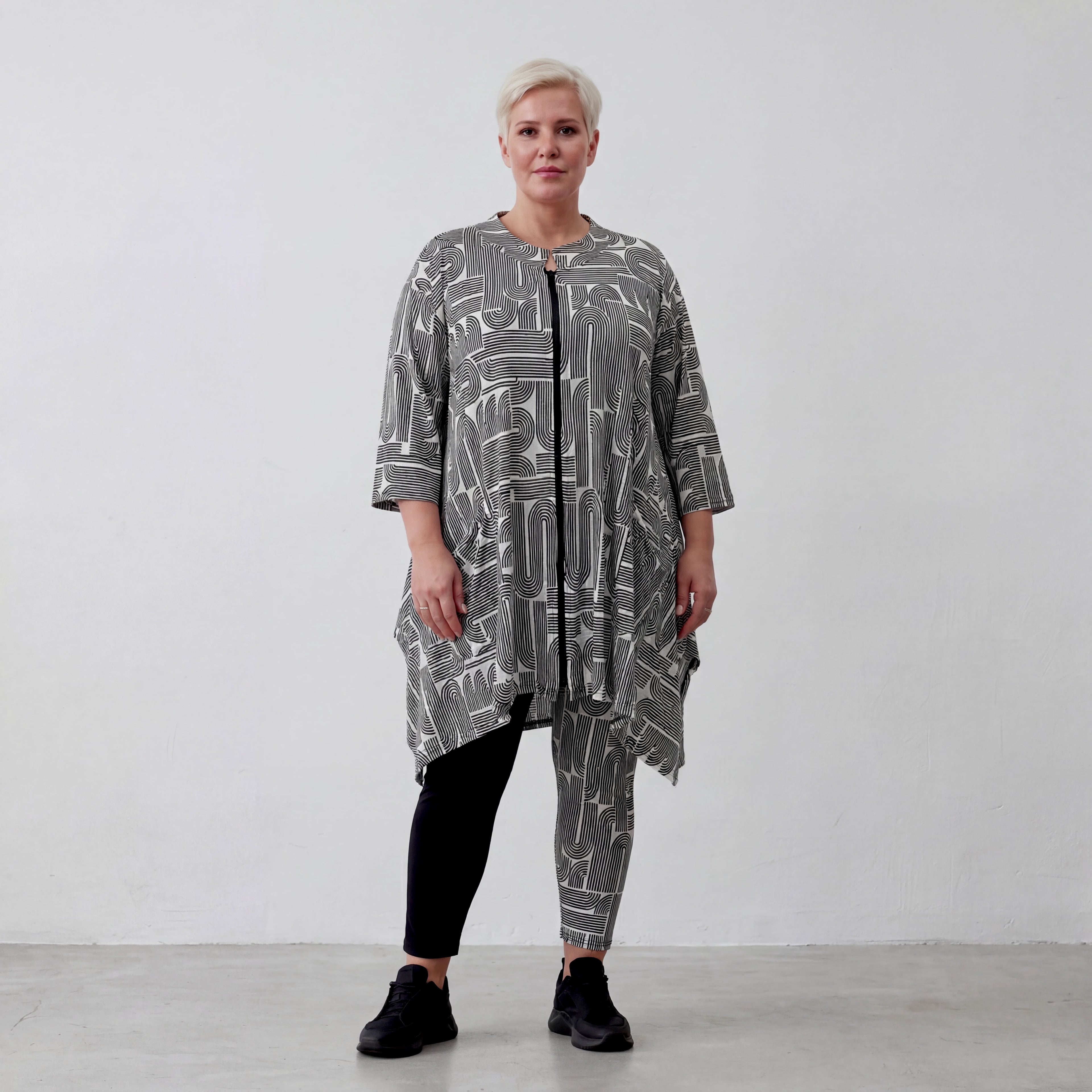 Zeitlose A-Form Jacke im legeren Oversize Lagenlook aus sanft fließendem Slinky Material, Schwarz/Weiß