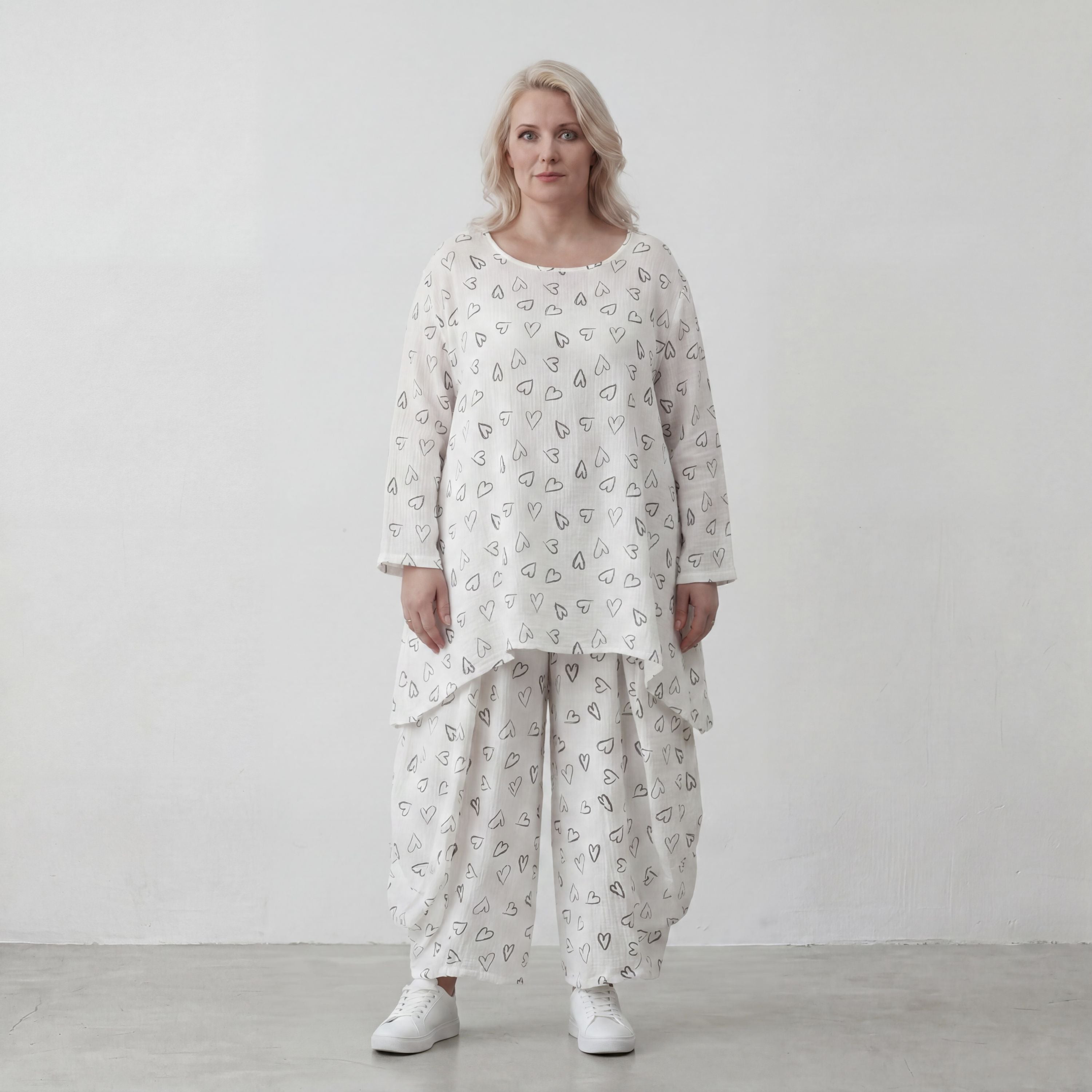 Mousseline Shirt in Weiß und Schwarz mit femininer A-Linie 3/4-Arm und Rundhalsausschnitt