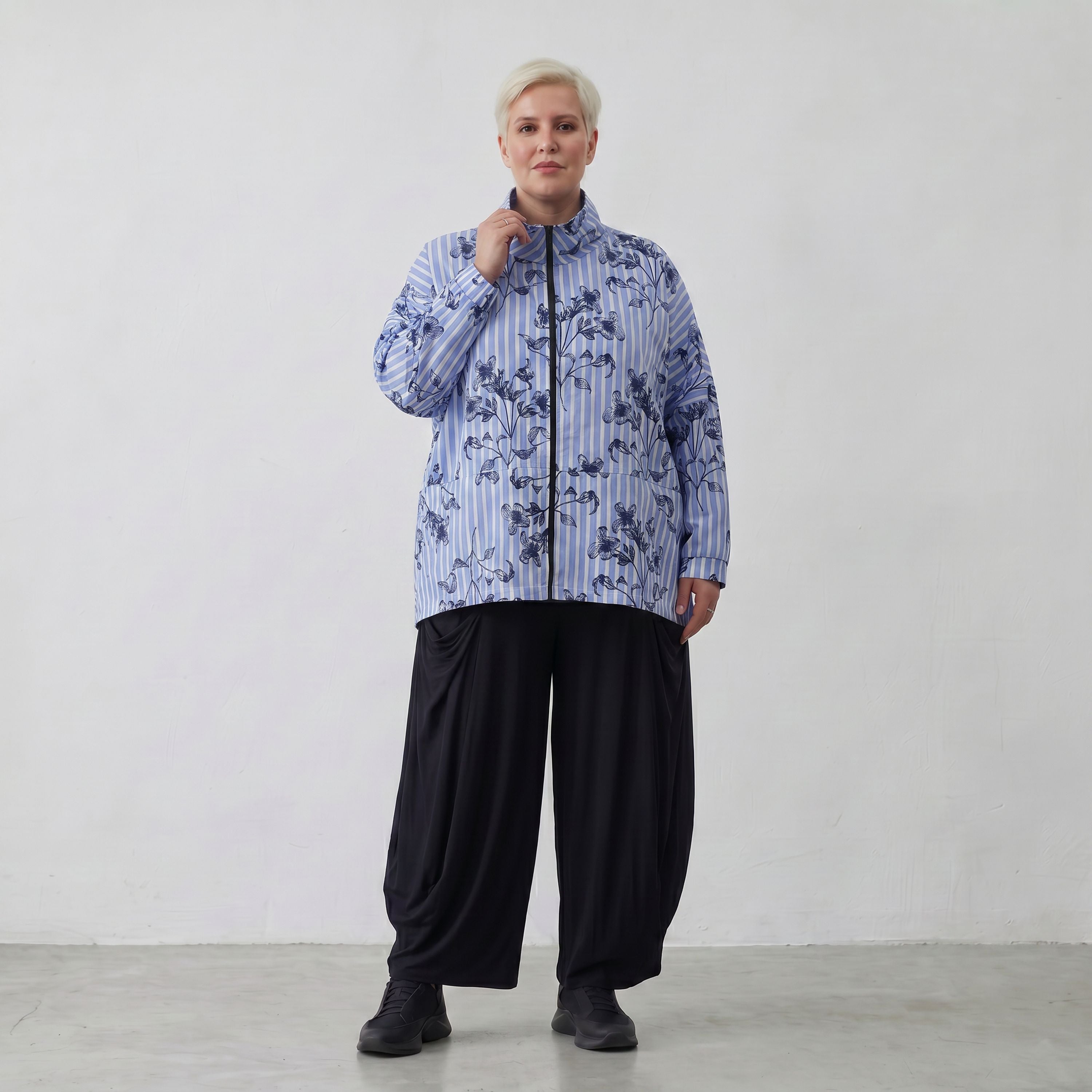 Leichte Popelinejacke in Blau Weiss Schwarz mit Streifen Blumenmuster Stehkragen Look