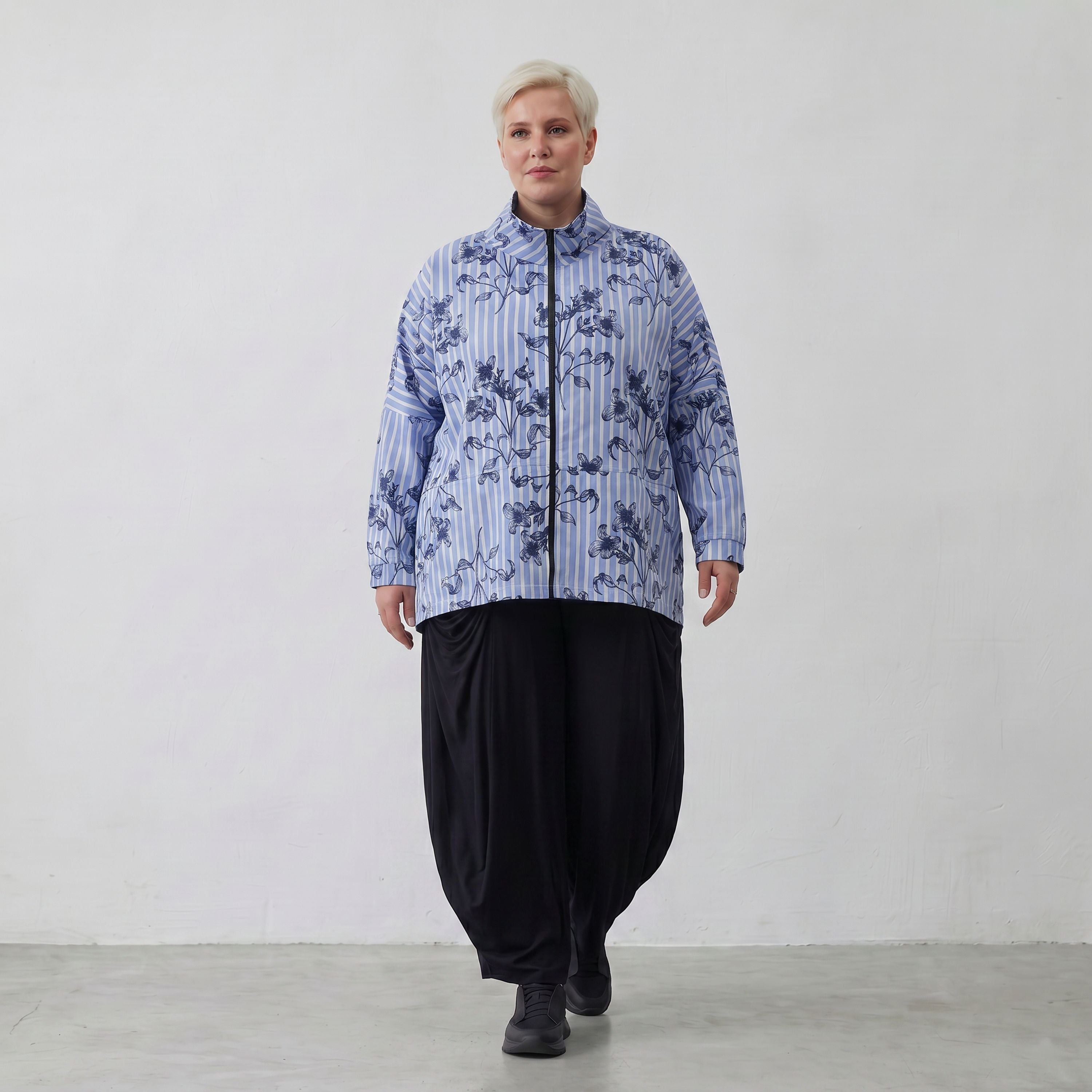 Leichte Popelinejacke in Blau Weiss Schwarz mit Streifen Blumenmuster Stehkragen Look