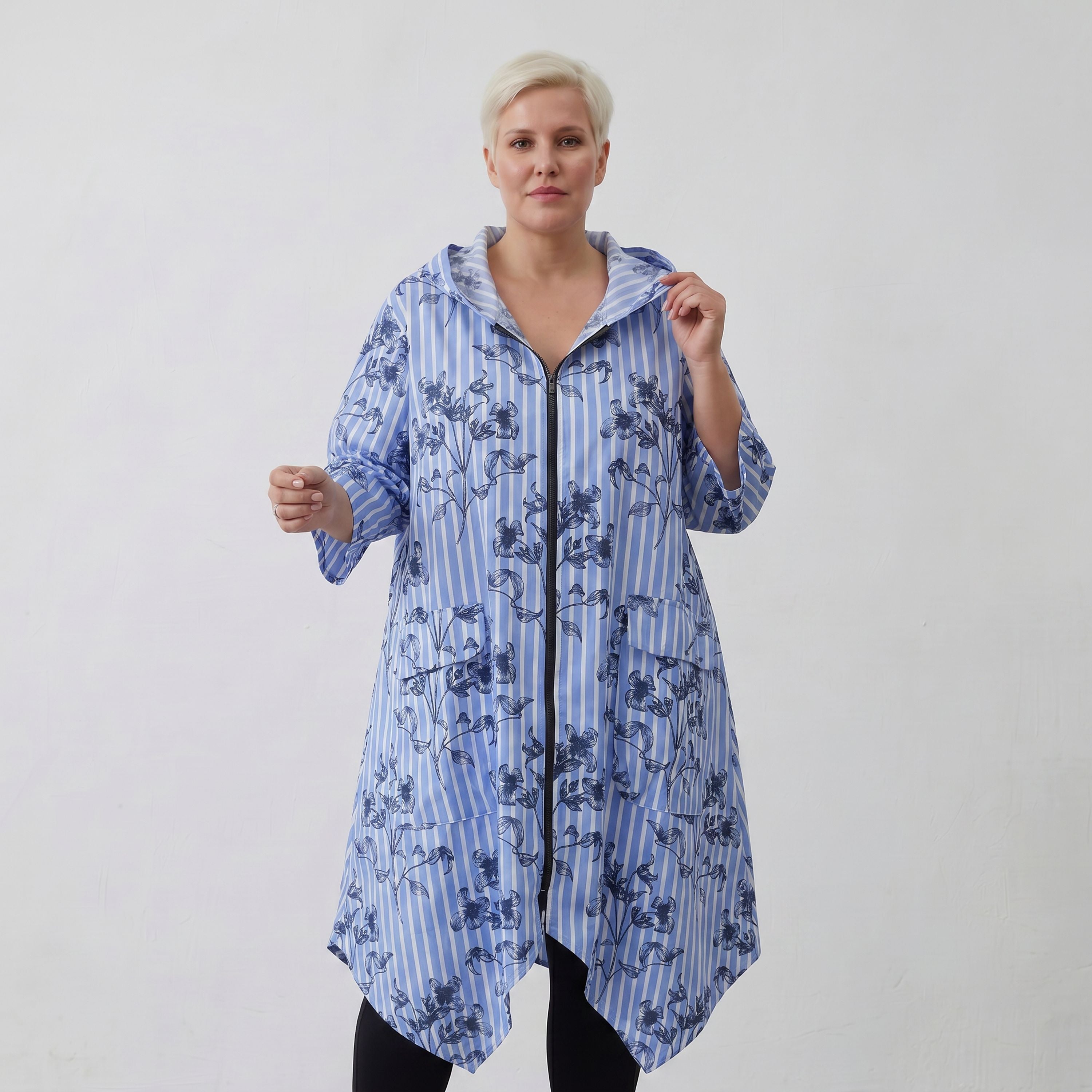 Leichte Popelinejacke in blauweißschwarzem Streifenblumenmix mit Kapuze in weiter A-Form