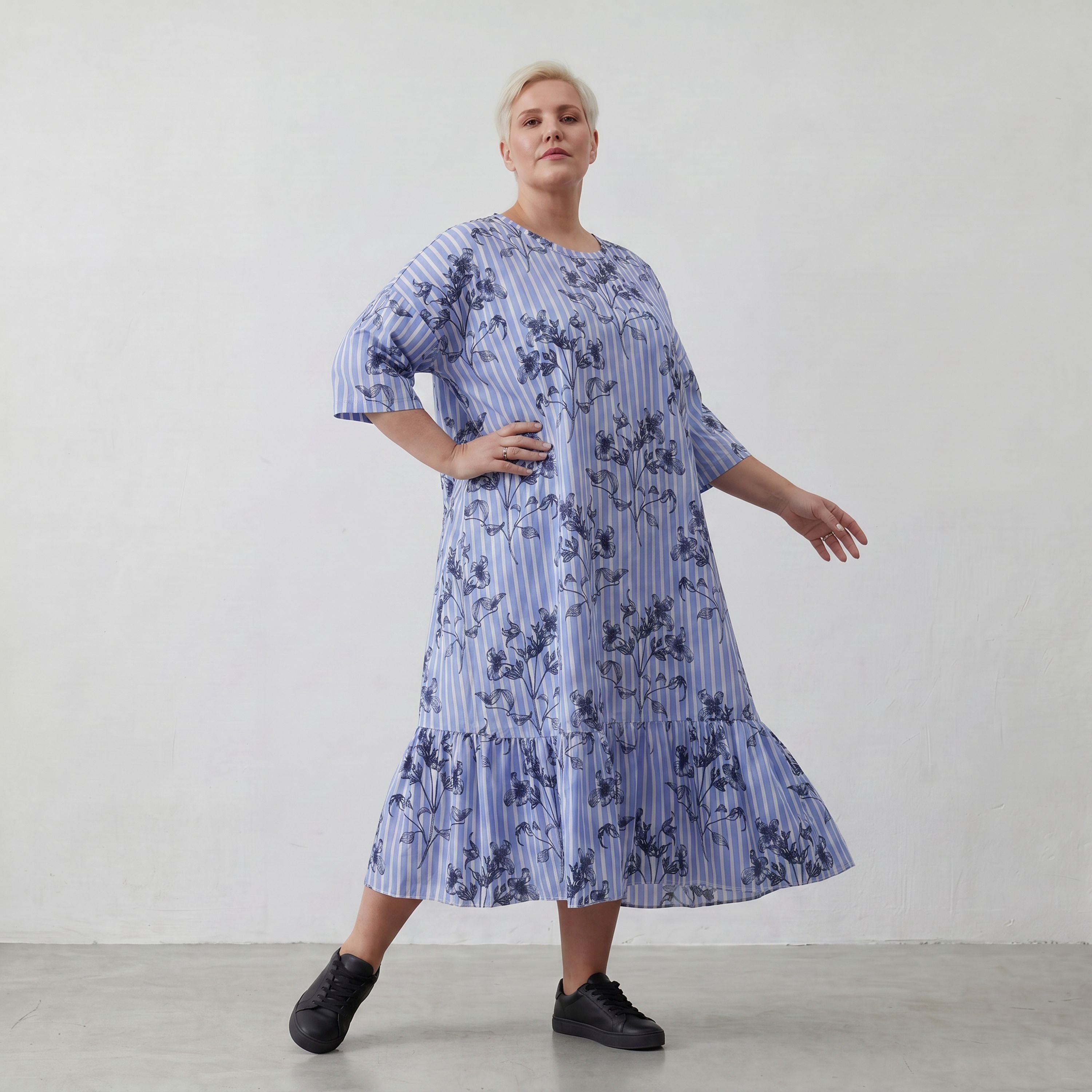 A-Form Kleid aus leichter Popeline in blau weiß schwarz mit Blumenmuster und Taschen