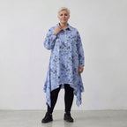 Oversize Popelinebluse in blauweiß schwarz mit Streifen Blumenmuster Kragen Langarm