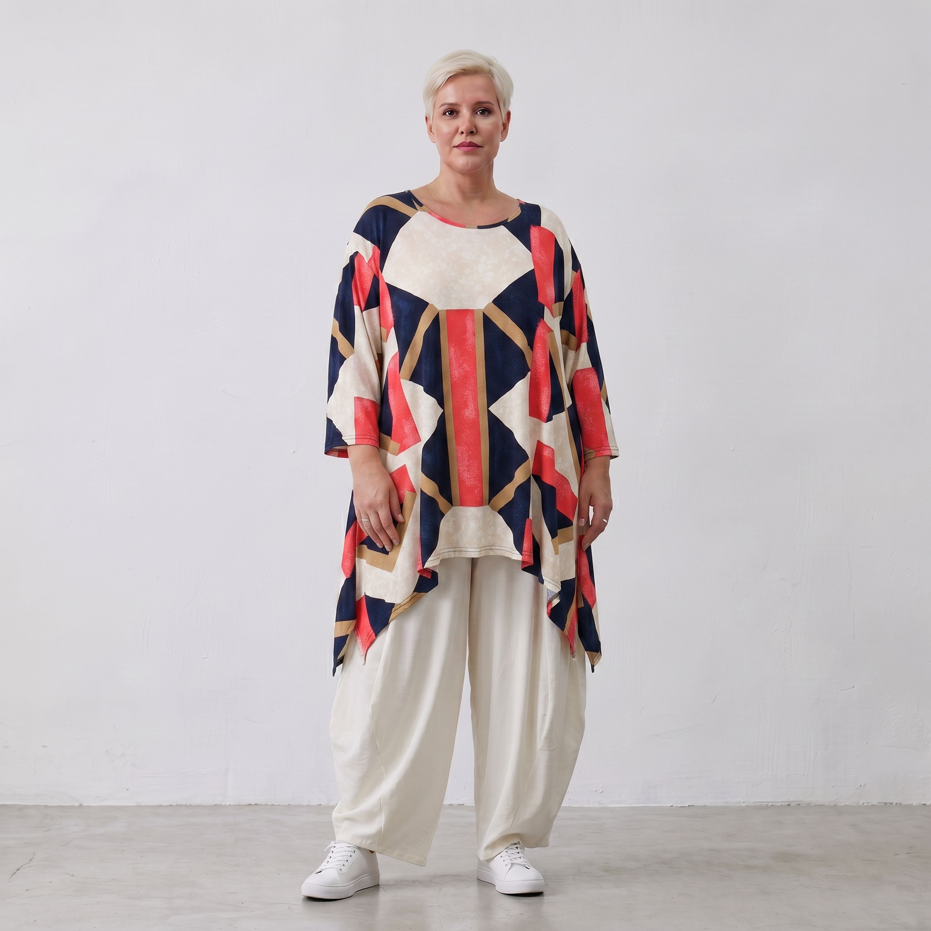 Fließendes Jersey Shirt in Marine und Rot mit zipfeligem Saum und seitlichen Schlitzen