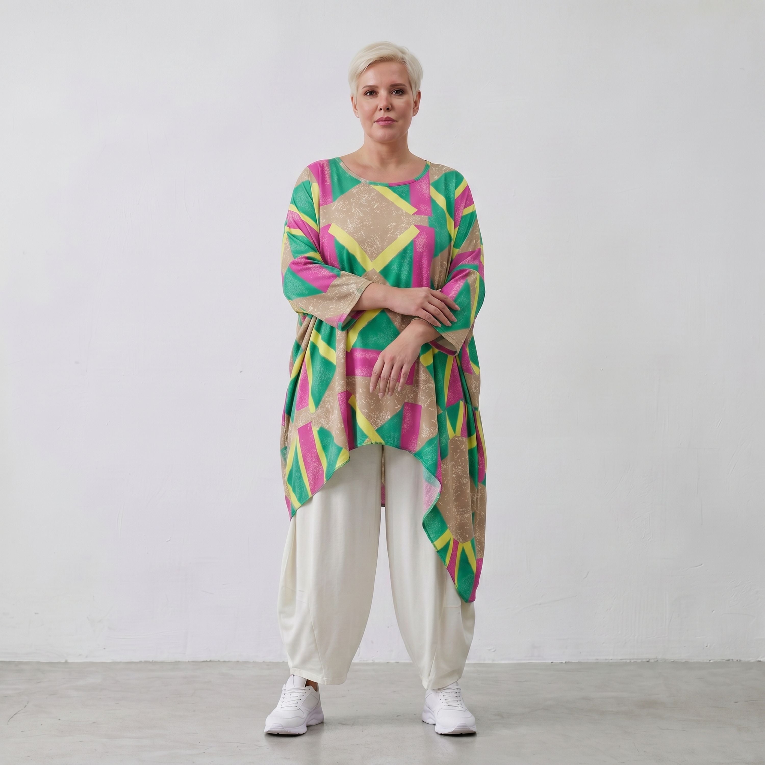 Kurzarmshirt aus weichem Viskosestretch mit asymmetrischem Saum in frischem Beige und Grün