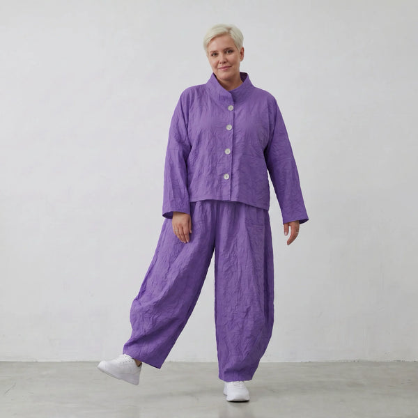 Ausgefallene Ballon Hose im Oversize Lagenlook mit luftig leichtem crash Feeling, aufgesetzte Taschen, Lila