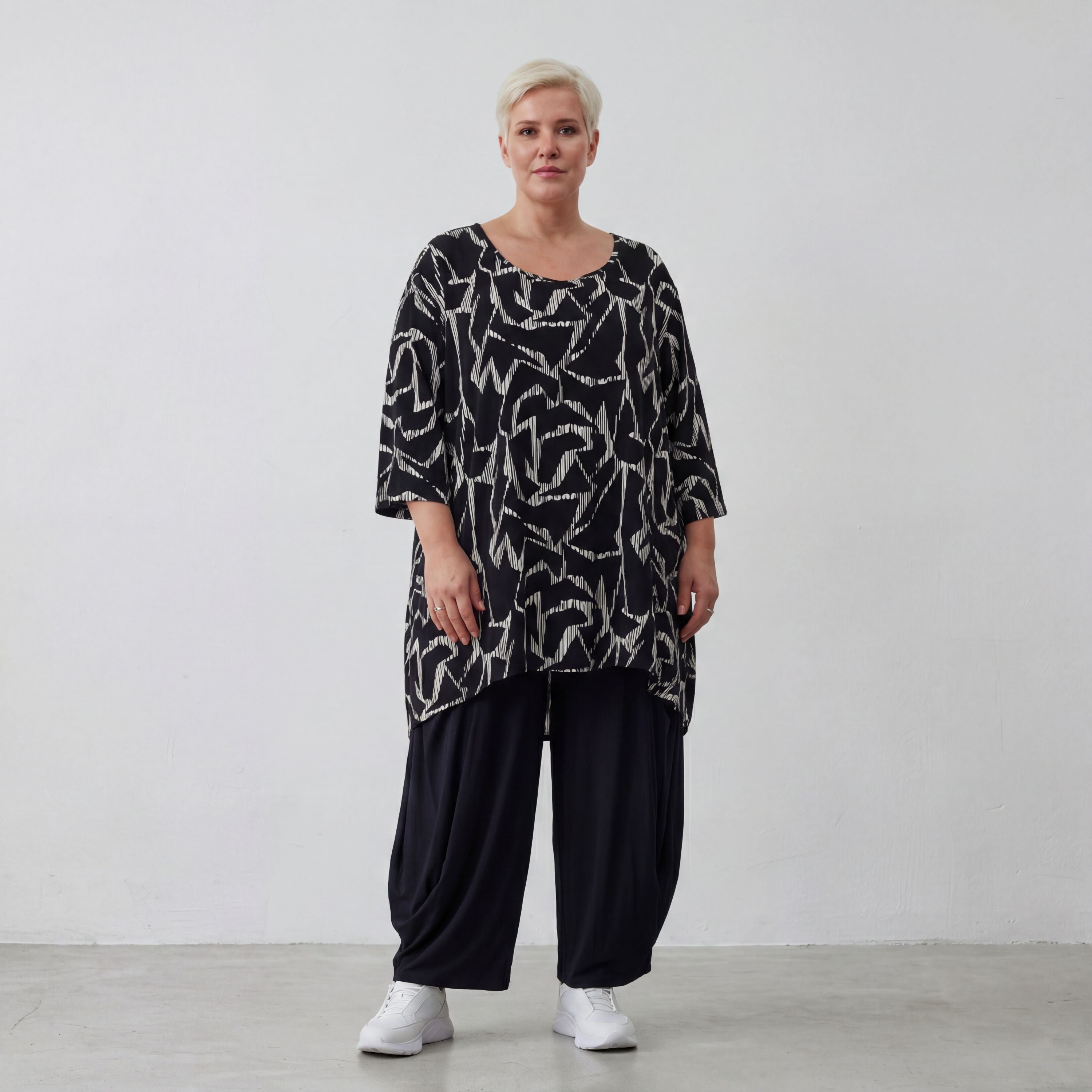 Shirt in schwarzweißem Grafikmuster aus Popeline weiter A-Form Rundhals Dreiviertelarm