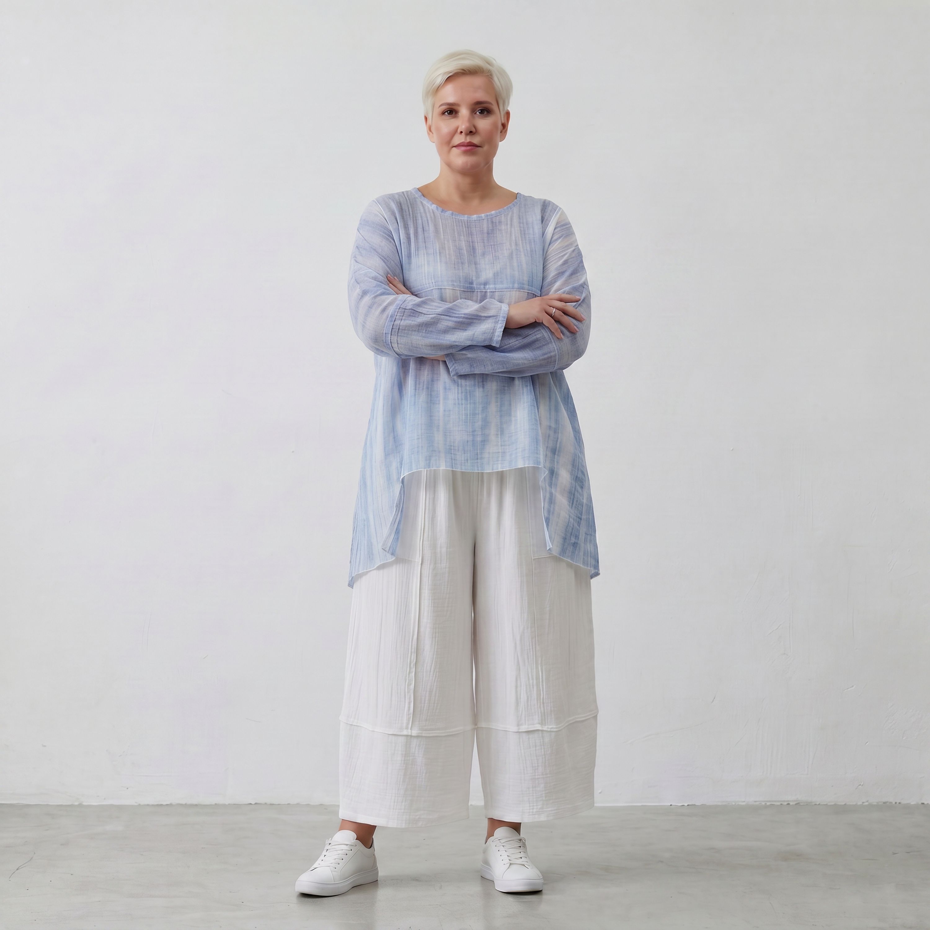 Fliessendes Oversize Shirt Jeansblau Weiß mit Zipfelsaum weich fallend locker und modern