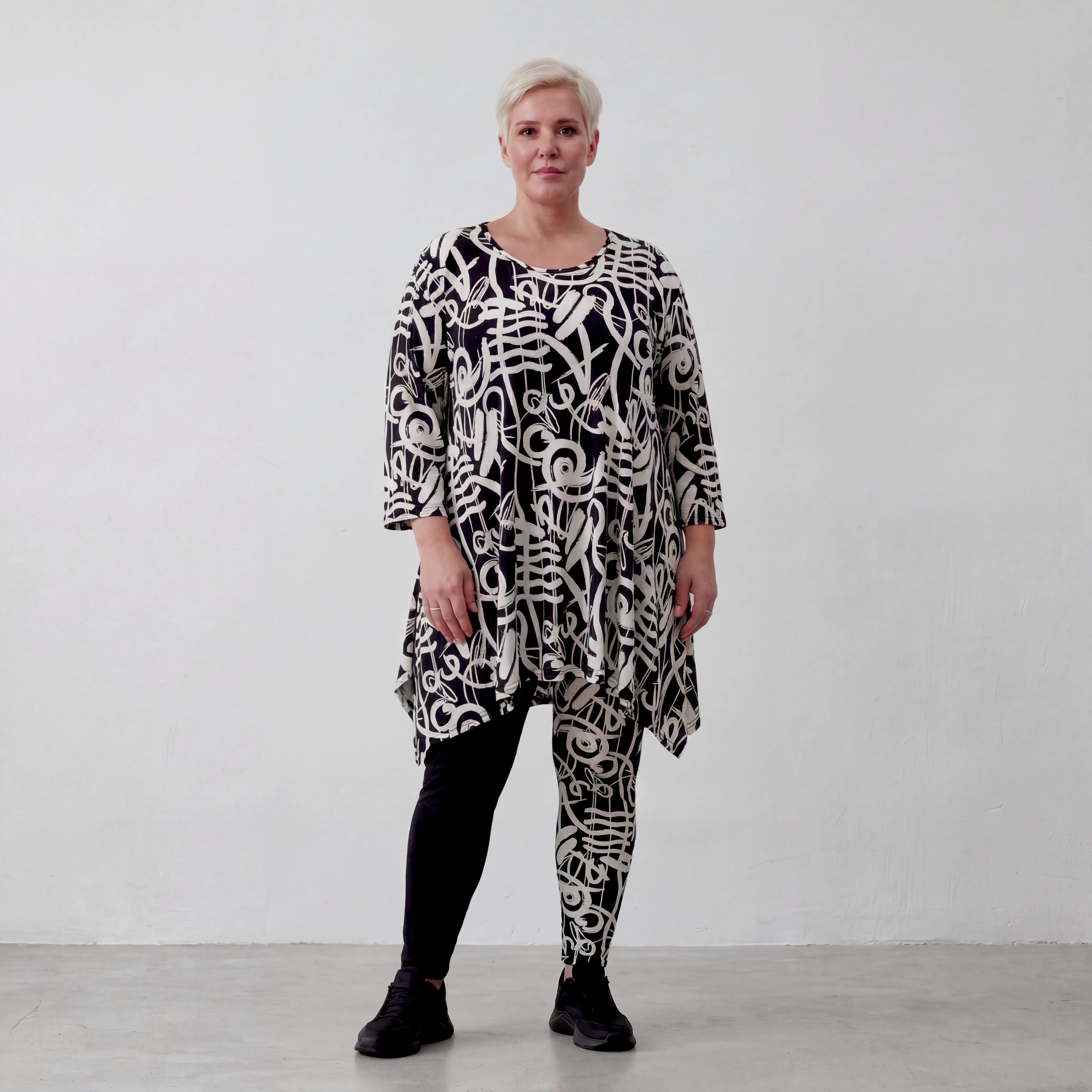 Ausgefallenes A-Form Shirt im modernen Lagenlook aus soft fließendem Slinky Material, Schwarz/Weiß