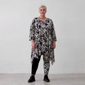 Ausdrucksstarkes Oversize A-Form Shirt im ausgefallenen Lagenlook, fließend leicht, Schwarz/Weiß