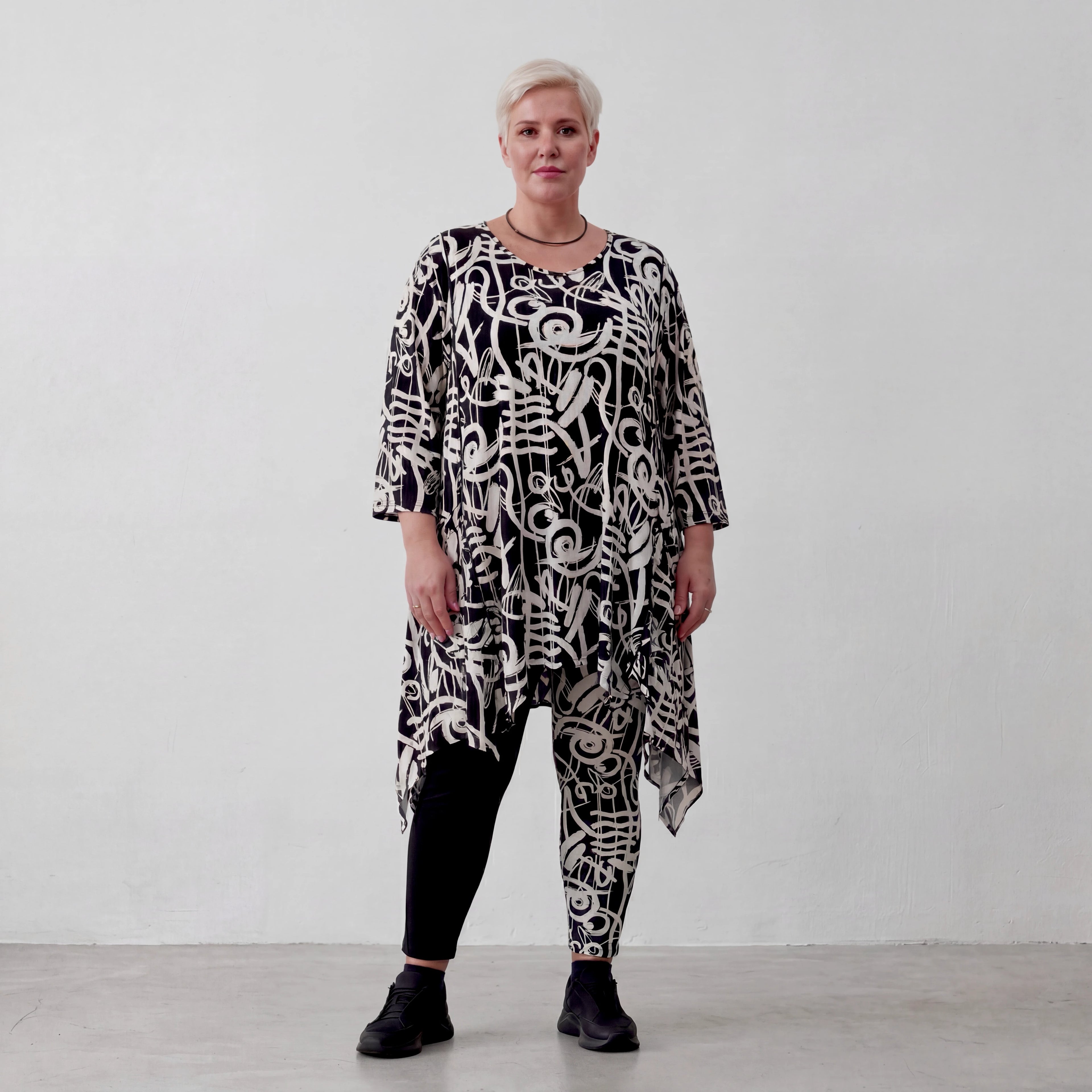 Ausdrucksstarkes Oversize A-Form Shirt im ausgefallenen Lagenlook, fließend leicht, Schwarz/Weiß