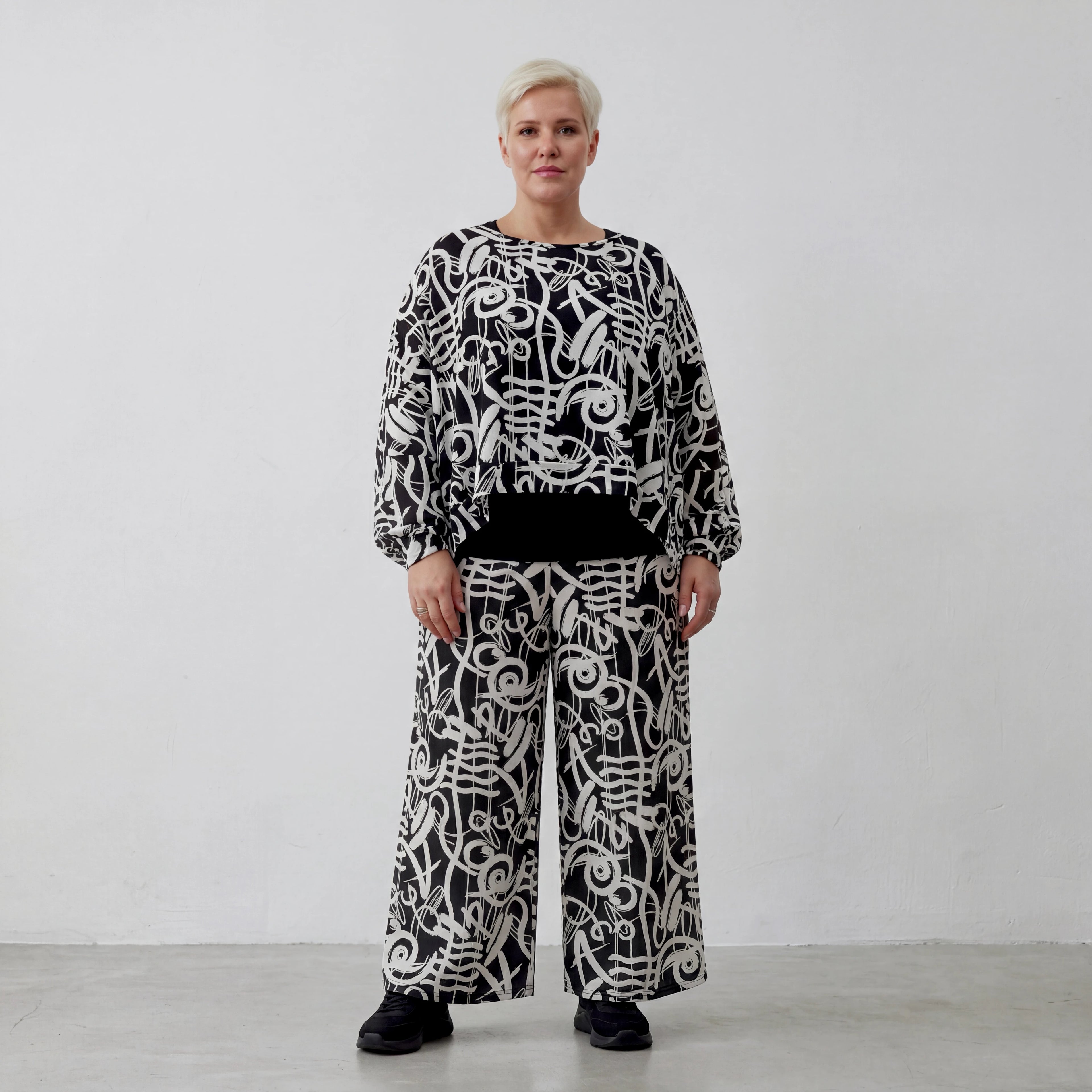 Ausgefallener kastiger Lagenlook Überwurf aus weich fließendem Stretch-Material, Pinselstrich, Schwarz/Weiß