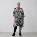 Zeitlos ausgefallene Oversize Jacke in lässigem Lagenlook aus fließendem Stretchmaterial, Schwarz/Weiß