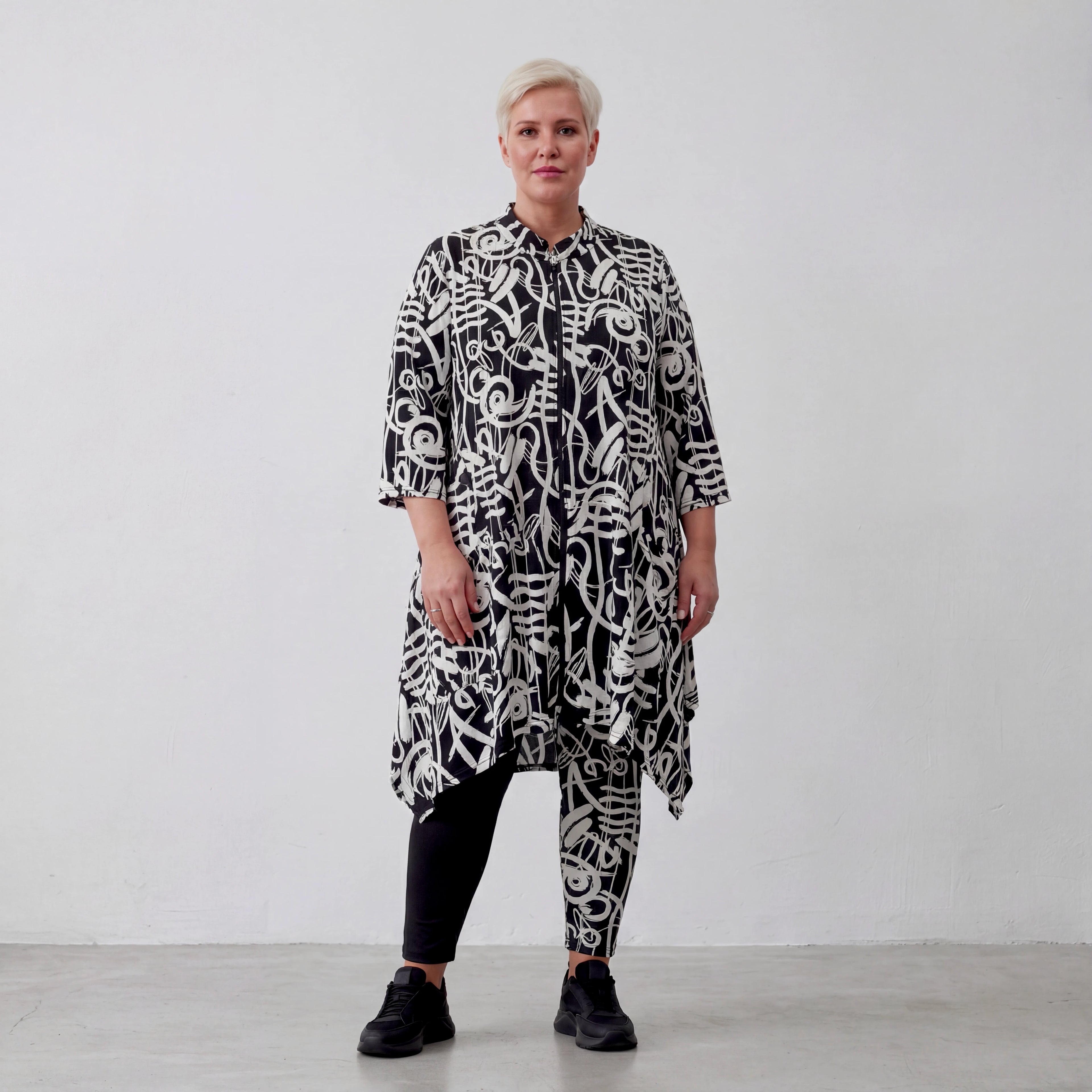 Zeitlos ausgefallene Oversize Jacke in lässigem Lagenlook aus fließendem Stretchmaterial, Schwarz/Weiß