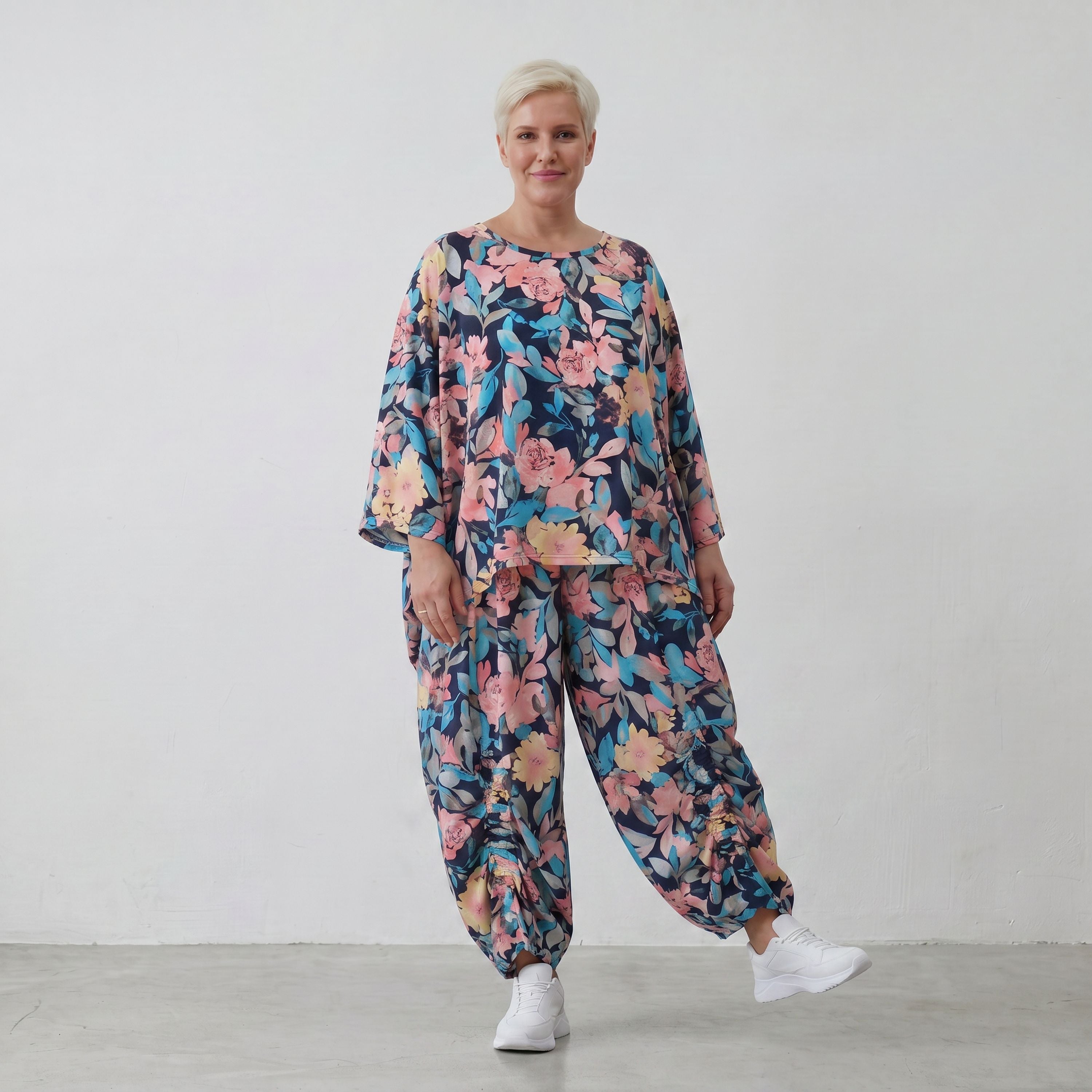 Oversized Shirt in Leinenoptik mit kastigem Schnitt und Rundhalsausschnitt in kühlem Aqua