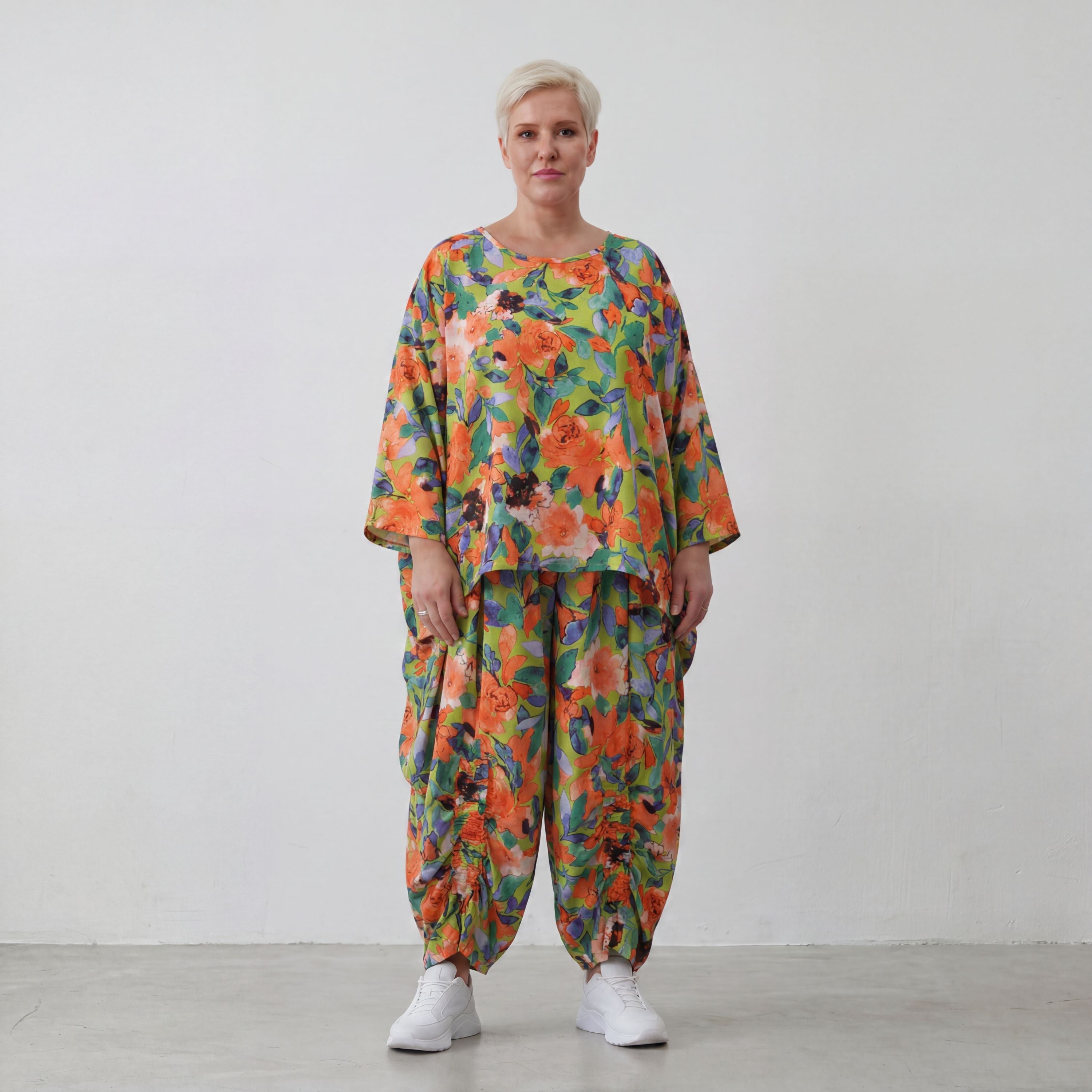 Luftiges Oversized Shirt in frischem Apfelgrün mit Vokuhila Schnitt aus Viskose Leinen