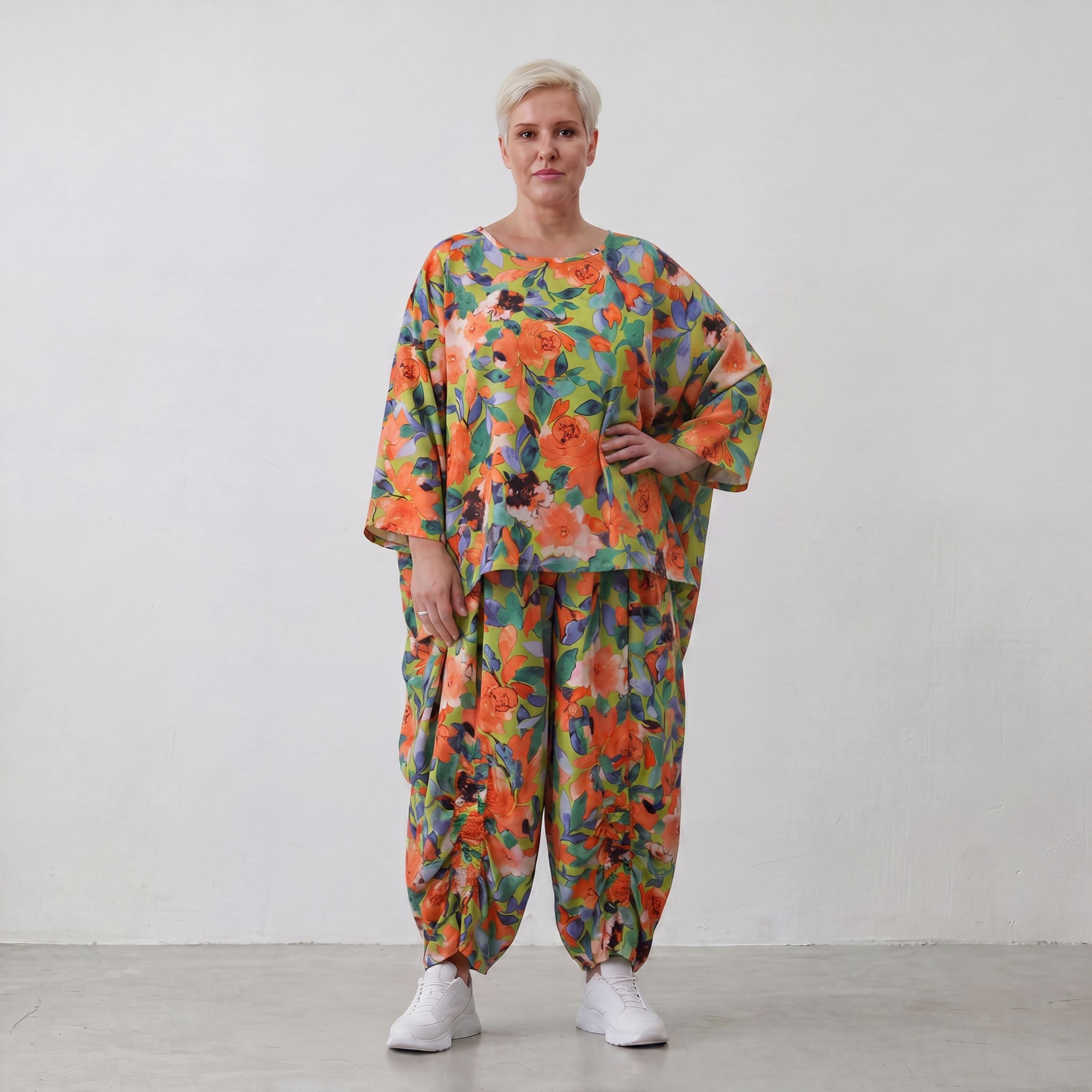 Luftiges Oversized Shirt in frischem Apfelgrün mit Vokuhila Schnitt aus Viskose Leinen