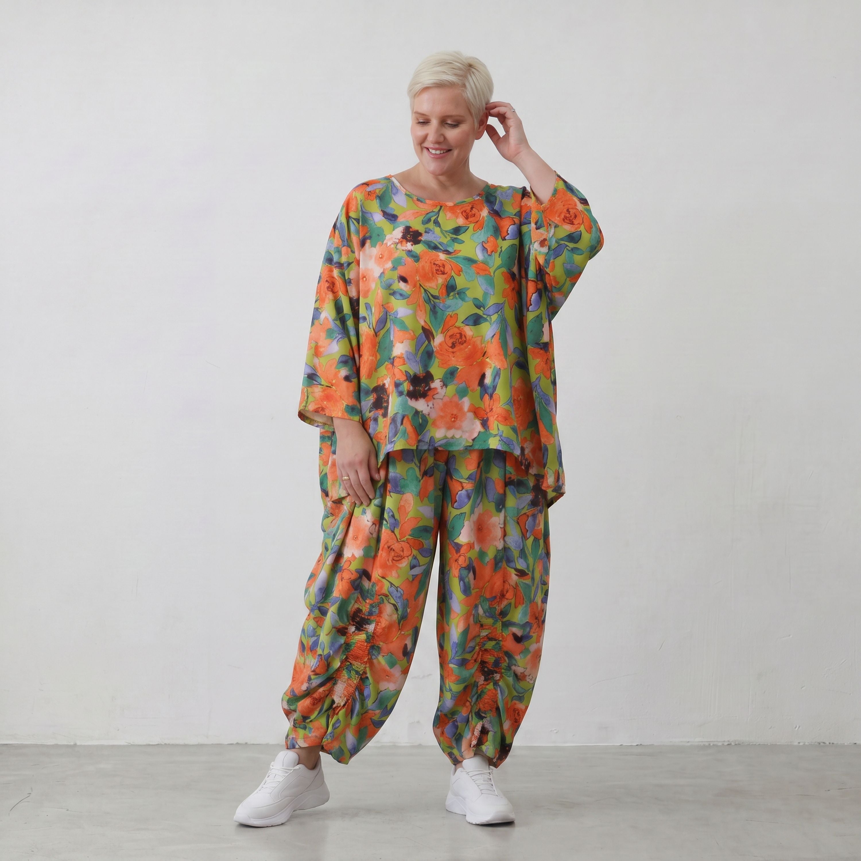 Luftiges Oversized Shirt in frischem Apfelgrün mit Vokuhila Schnitt aus Viskose Leinen