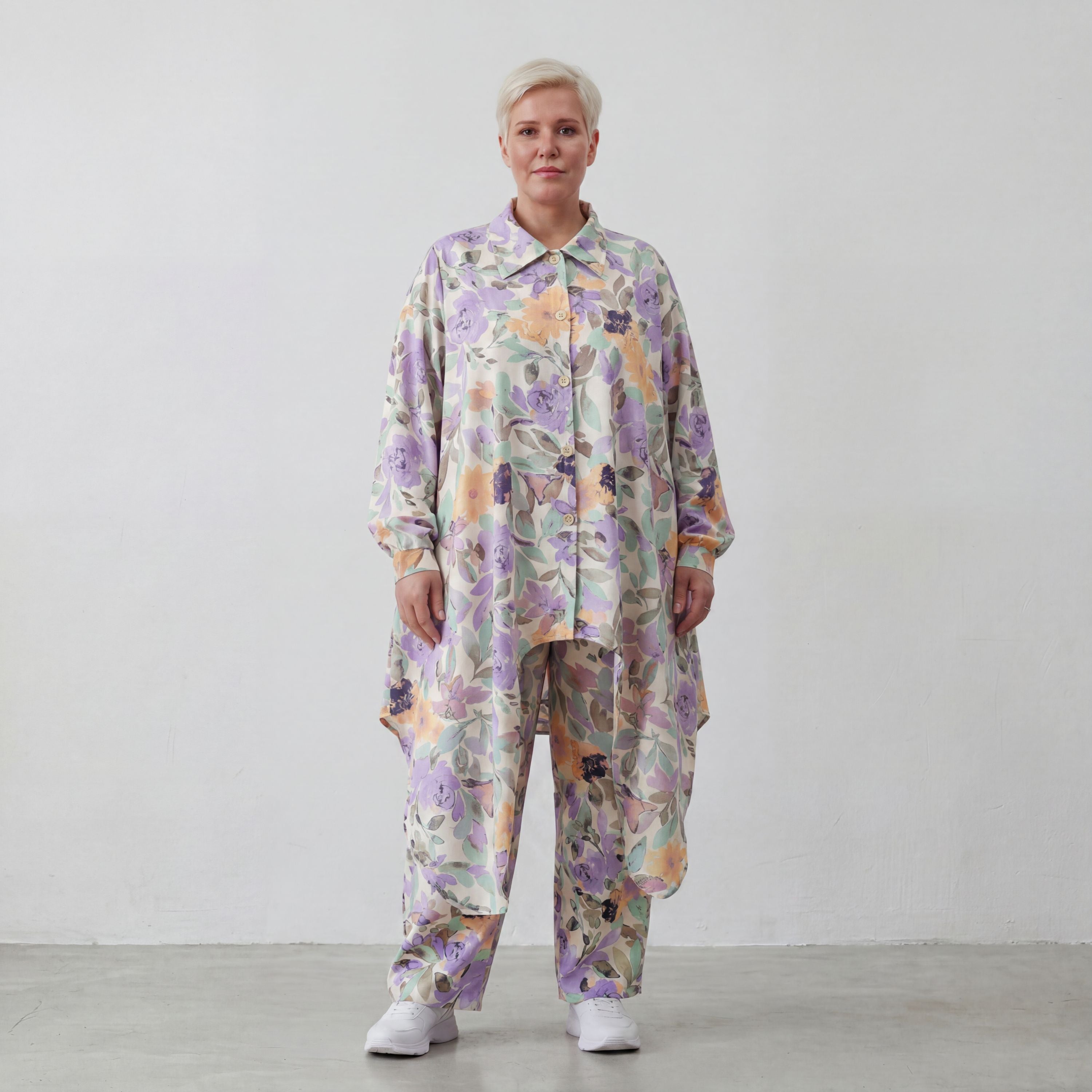 Bluse in Leinenoptik mit Zipfelsaum und Hemdkragen in zartem Magnolia mit Seitentaschen