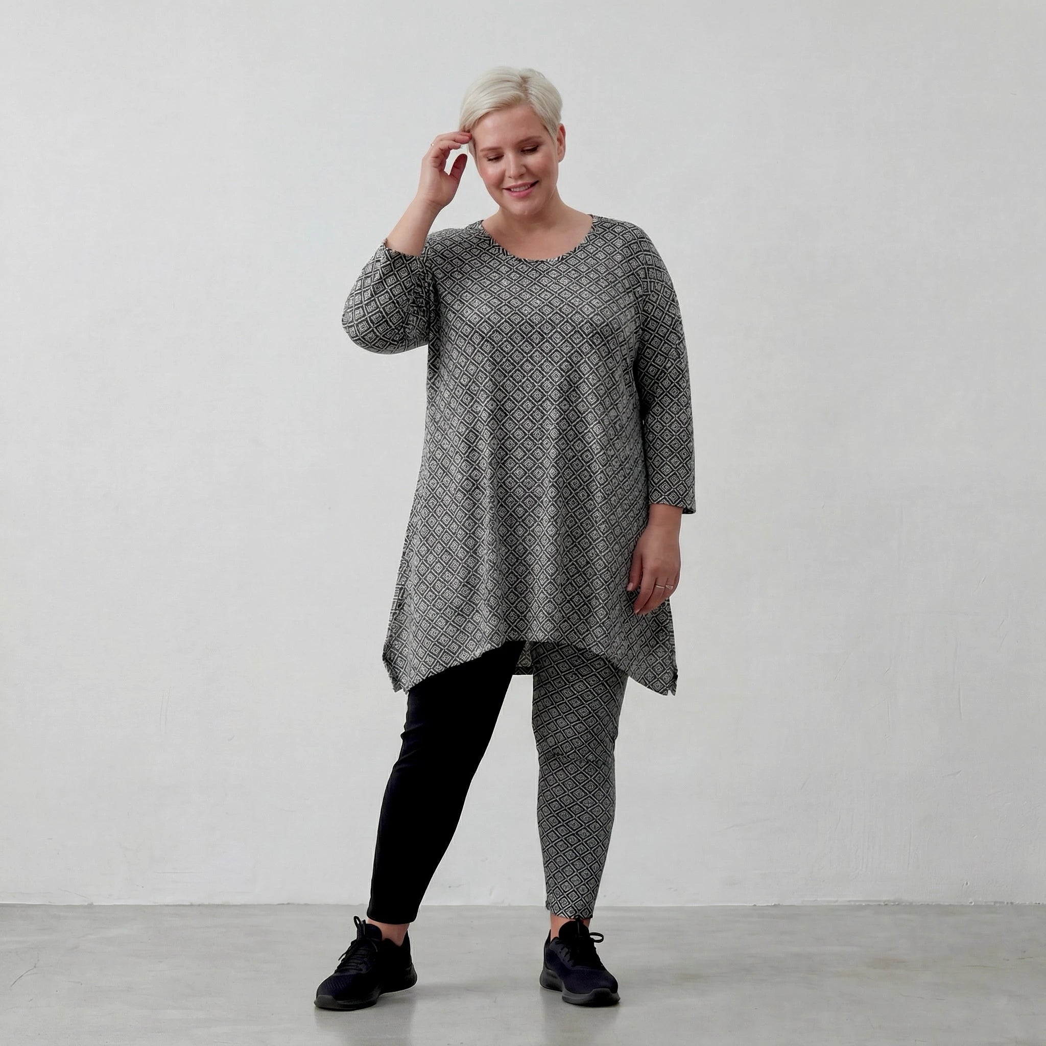 Zeitlos ausgefallenes A-Form Shirt im legeren Oversize Lagenlook aus weich fließendem Stoff, Schwarz/Weiß