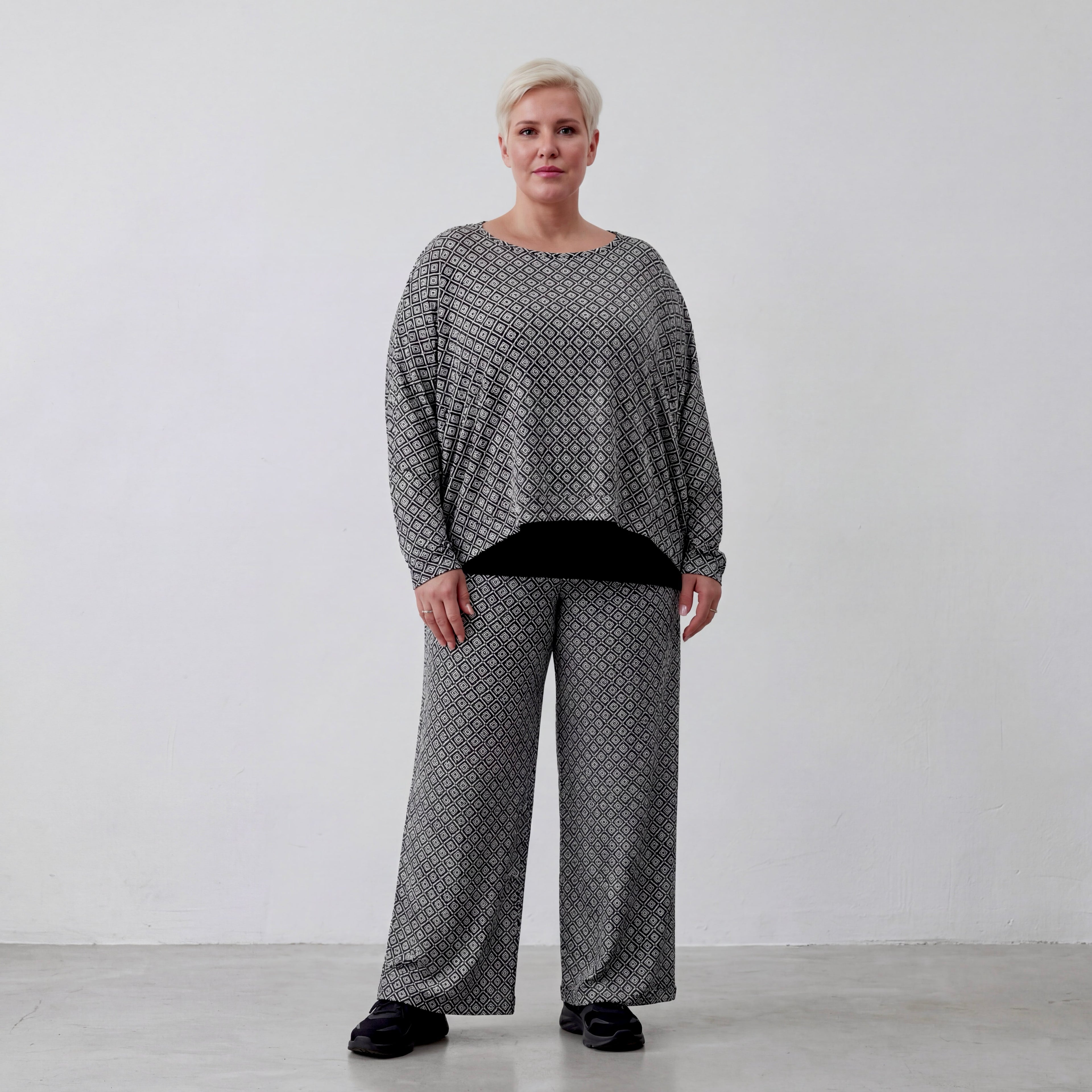 Ausgefallener kastiger Überwurf im modernen Lagenlook aus stretchig fließendem Material, Schwarz/Weiß