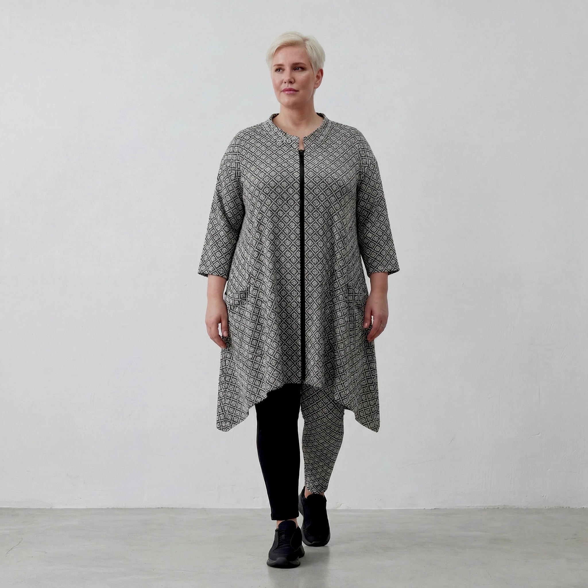 Ausgefallene Oversize Lagenlook Jacke in A-Form aus weich fließendem Stretch mit Raute, Schwarz/Weiß