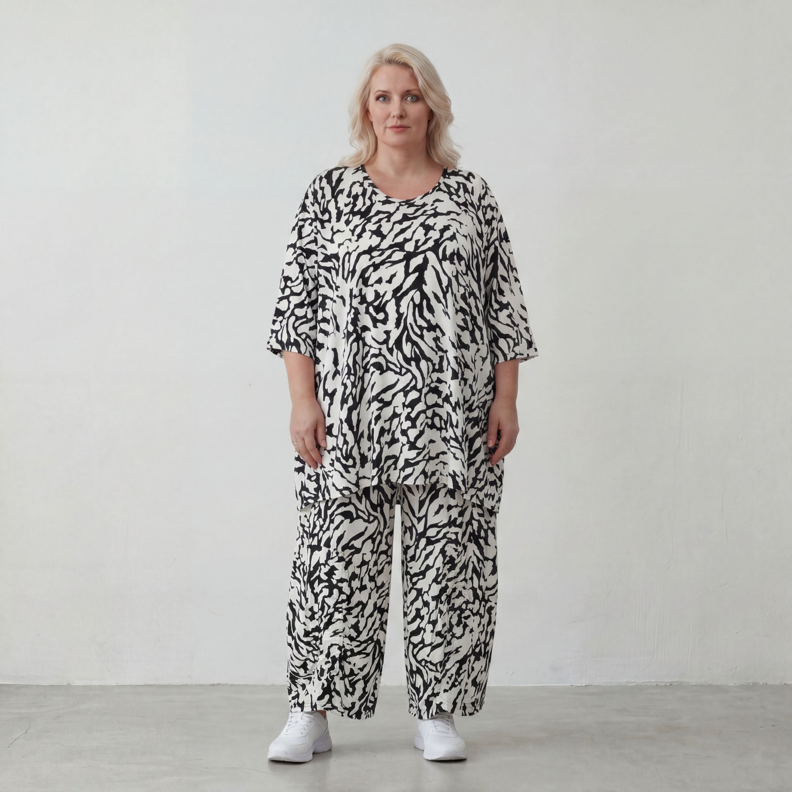 Fliessendes Viskose Shirt im Lagenlook Weiß/Schwarz mit legerem Oversize A-Linie zeitlos