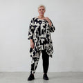 Ausgefallenes oversize A-Form Shirt im abstrakten Lagenlook aus weich fließendem Material, Schwarz/Weiß